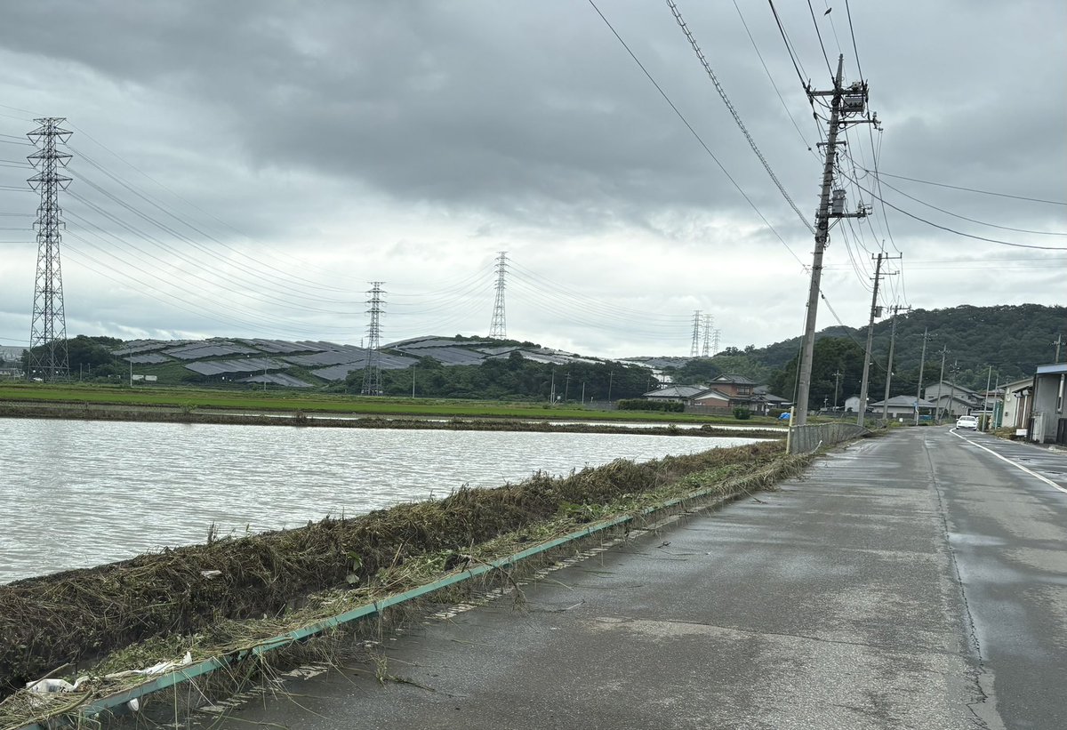yohaku_note31's tweet photo. 河川て氾濫すると、フェンスなんか簡単になぎ倒すのですね……。車さん可哀想(._.｡) https://t.co/ofxeCN30Ez