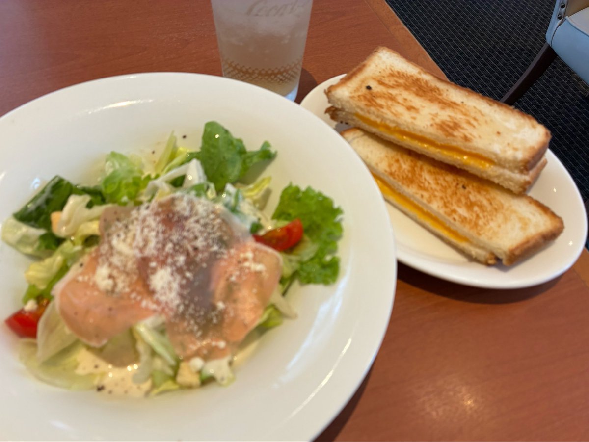rie_rinchan's tweet photo. 今日の朝一は✨デニースモーニング☕️

シーザーサラダ🥗モーニング！グリルチーズサンド🧀🥪ドリンクバー🥤

5スロ🎰−7,500円時間潰しで負けるの一番残念😢

お祭りー🎶行きはバス帰りは歩き👣

富士宮焼きそば✨チョコバナナ🍫🍌✨フランクフルトにロングポテト✨全部美味しかったぁ⤴︎ https://t.co/zIxywRK1du