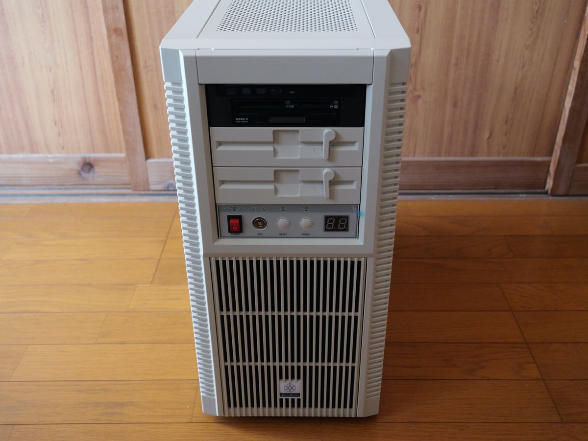 _uttii_'s tweet photo. トラブル続きで放置していたがとりあえず本気出してFLP02でWindows 98が動くPCを作る。
適当にあれこれ繋いでまずは動作検証用途も兼ね無難にSocket 370世代のPentium IIIで行く。
マザーボードは当時初の白基板と言われたABIT ST6E-RAID。
https://t.co/O2SEM10VM9 https://t.co/ip0uoSUyB3