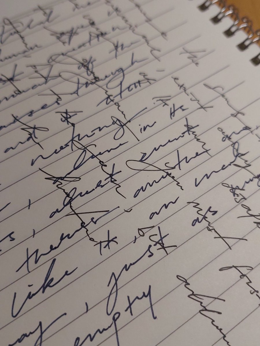 oldfznpuppet's tweet photo. Pertama kali tau cross writing dari surat Jane Austen untuk saudarinya Cassandra. 

Di foto kedua dan ketiga aku nyoba recreate cara Austen nulis surat di abad ke-19. Berantakan banget.

Cara menulis kaya gini ternyata maksa aku untuk konsisten dan mindful di setiap goresannya. https://t.co/8whQ1ehZFd