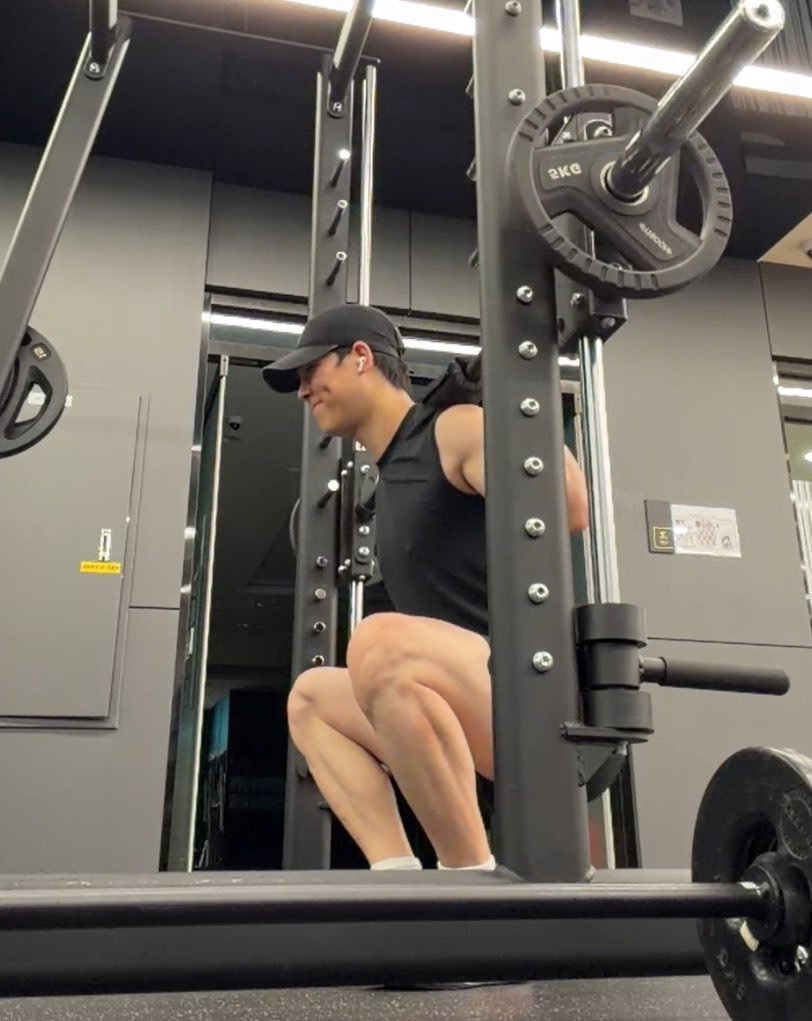 armi_walker's tweet photo. in the name of (my) sanity, can we stop posting Jooheon's gym picture?! 👀
(I'm joking, keep posting them.)
I want to remain INSANE for him 🤟🏻 https://t.co/7iPNM3v2CV