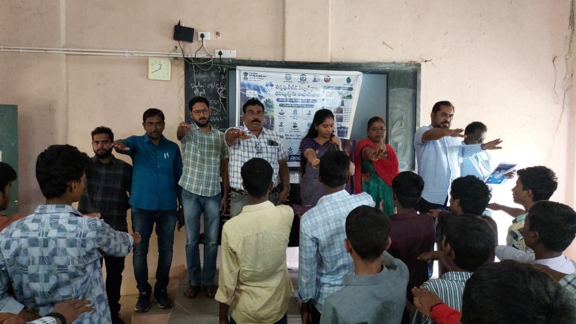 MC_Armur's tweet photo. Catch the Rain Campaign conducted at Armoor Boys Junior college participated by Chairperson &amp; Commissioner   #CatchTheRain #MoHUA #AMRUT2 #WaterSecurity #GroundwaterRecharge @cdmatelangana @tksreedevi @Collector_NZB @MoHUA_India https://t.co/PJb21uapdR
