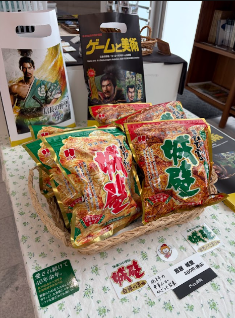 artpref_tochigi's tweet photo. 【ご来館のお土産に🍘】
ミュージアムショップでは、#ゲームと美術展 オリジナルグッズのほか、県内老舗のひざつき製菓（@hizatsuki_seika）より、看板商品「城壁」を販売しています！煎餅表面のひび割れがお城の石垣に似ていることが、商品名の由来となっています。栃木のおみやげにもぴったり！(武) https://t.co/uroR2jDdPf
