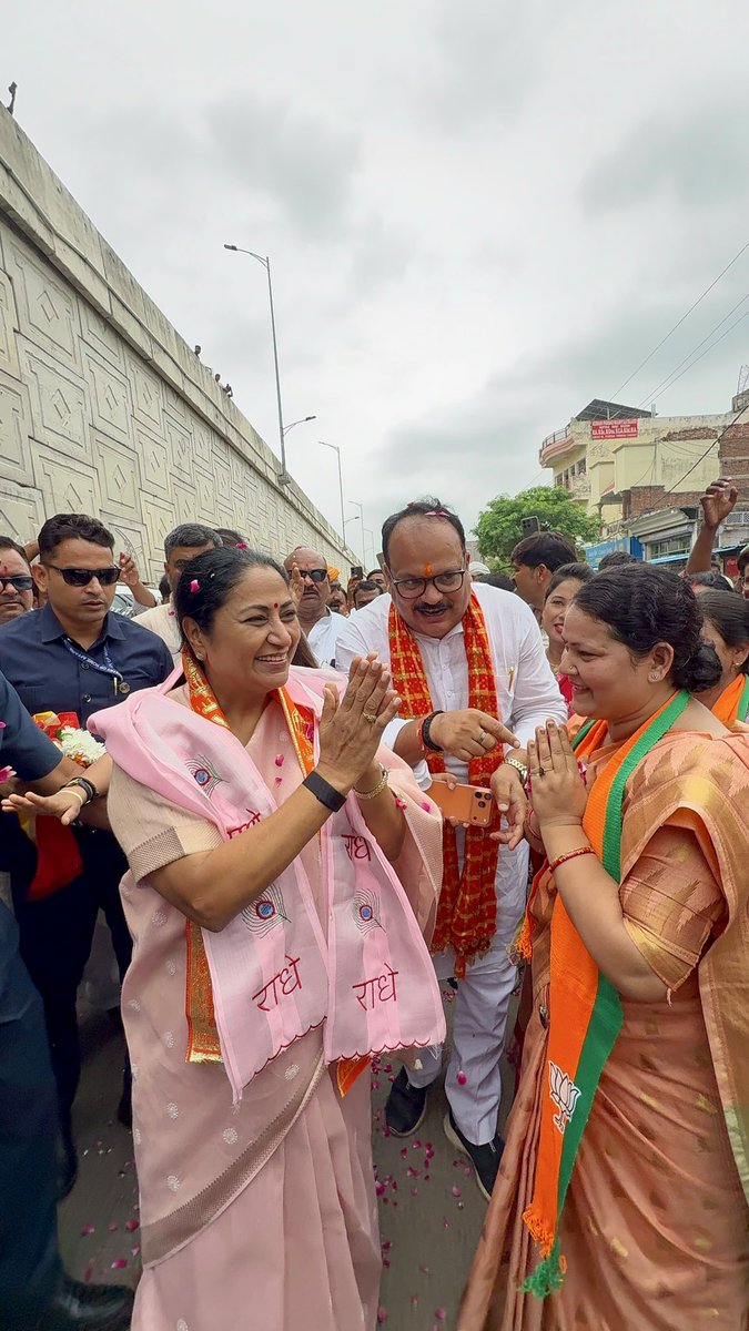 gupta_rekha's tweet photo. वाराणसी से मिर्जापुर की यात्रा के दौरान मार्ग में भारतीय जनता पार्टी के सम्मानित साथियों द्वारा मिले आत्मीय स्वागत, स्नेह और अपनत्व के लिए आप सभी का हृदय से आभार।

आपका यह स्नेह जनसेवा के संकल्प को और अधिक ऊर्जा तथा प्रेरणा देता है। 

जय मां विंध्यवासिनी
हर हर महादेव https://t.co/yOXjl9Q706