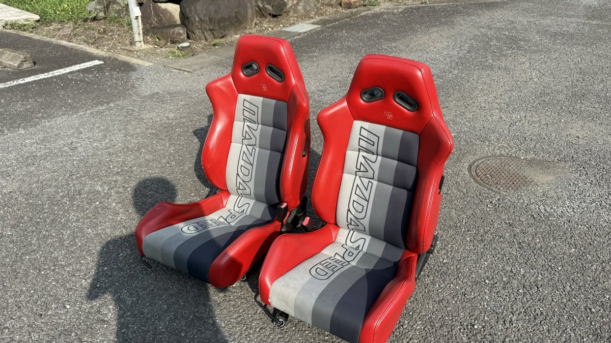 ken23407's tweet photo. 【売りたし】
マツスピシート左右セット
・運転席ロードスターの内装にしばかれて、背面にシート破れ有り、助っ席は凹み程度
・運転席若干ヤレあり
・やや汚れ気味
とりあえず超強気で25万、金額等々相談はご連絡下さい🙇‍♂️ https://t.co/YPAtrRQSCO