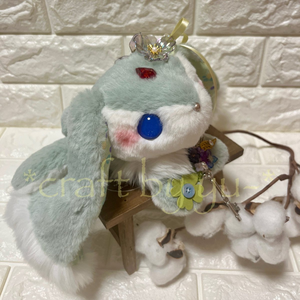 craft_by_yu's tweet photo. くたくたカーバンクルちゃんができました🌿お耳にはワイヤーが入っているので形を変えて楽しんでみてくださいね✨そして胸には、いつも素敵な目と小物たちを作ってくれている鈍色猫さん@nivi_iroCAT から、またまた素敵な紫陽花のキーチャームが届きました♪この子と次に作る子はコラボっ子です😊 https://t.co/QfD1rVRSDA