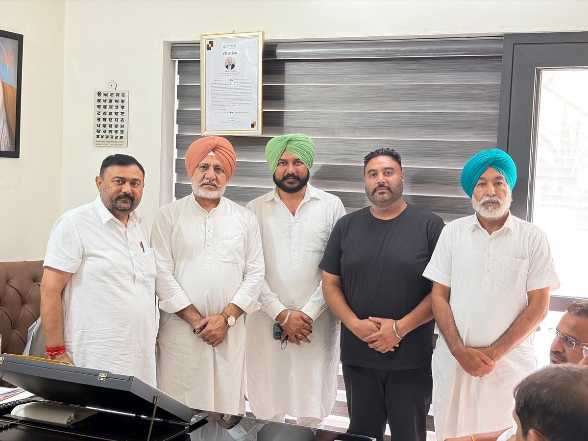 SsharmaAAP's tweet photo. ਅੱਜ ਪਟਿਆਲਾ ਵਿਖੇ ਮੁੱਖ ਮੰਤਰੀ ਪੰਜਾਬ ਦੇ ਮੀਡੀਆ ਸਲਾਹਕਾਰ ਬਲਤੇਜ ਸਿੰਘ ਪੰਨੂ ਜੀ ਨਾਲ ਨਿੱਘੀ ਮੁਲਾਕਾਤ ਹੋਈ। ਇਸ ਦੌਰਾਨ ਹਲਕਾ ਡੇਰਾ ਬੱਸੀ ਦੀ ਸਿਆਸਤ ਅਤੇ ਵਿਕਾਸ ਕਾਰਜਾਂ ਸਬੰਧੀ ਵਿਚਾਰ-ਵਟਾਂਦਰਾ ਕੀਤਾ ਗਿਆ।
@BhagwantMann @ArvindKejriwal
@msisodia @AroraAmanSunam
#ਹਲਕਾ_ਡੇਰਾਬੱਸੀ_ਮੇਰਾ_ਪਰਿਵਾਰ #Derabassi https://t.co/oFn4XQUcIJ