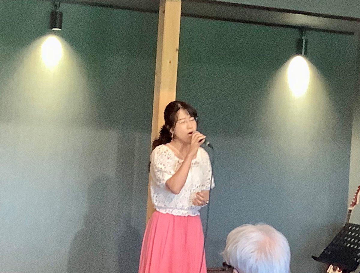 itigo_kouich's tweet photo. 2026/7/18
「音楽とコーヒー愛」で定例のオープンマイク
9組の方が熱演！その内4組が発握り🍣
このステージはお笑いコントもあり？
(今回も上手くお伝え出来ませんが、ギター以外の弾き語りもあり飽きません！)
#戸田明香音
#コマツマサアキ
#音楽とコーヒー愛
#オープンマイク
#トリトリ
#大住あかり https://t.co/5VF1i8nL6P