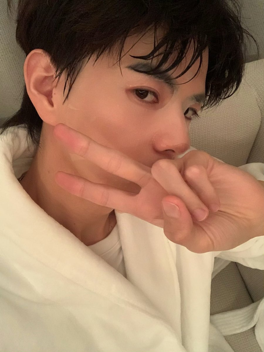 evanesce_zt's tweet photo. Elio Weibo new update 

“报备 等会儿见”

See u our little angel IM CRYING 😭😭😭

#Eliolst #吕思瞳 #Aylio #政瞳 https://t.co/3XjIY6YHAq