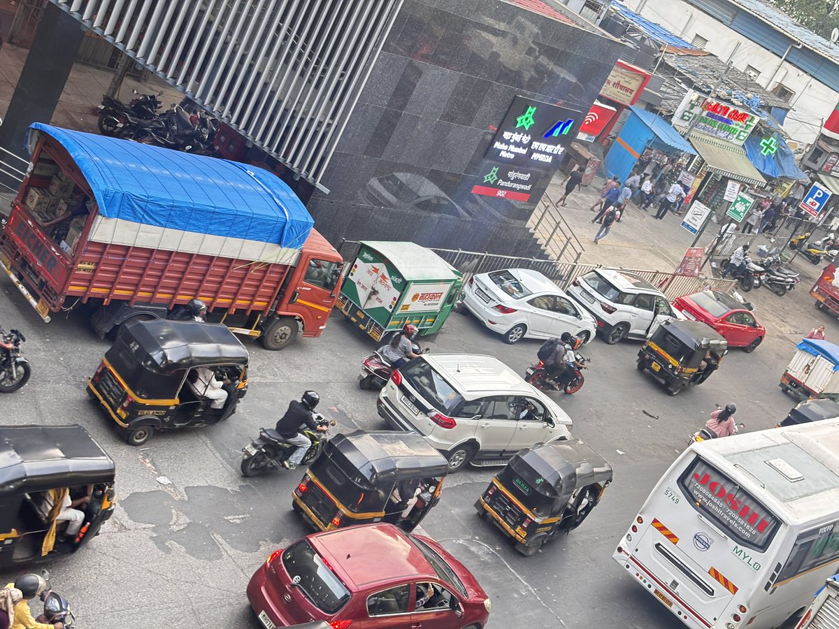 Complaintguyy's tweet photo. Thank you @MumbaiMetro for building proper footpaths. This is the infrastructure citizens expect, and our tax money should be used for such public facilities. Sadly, many people now treat these footpaths as their private property. https://t.co/EdhNODrfc3