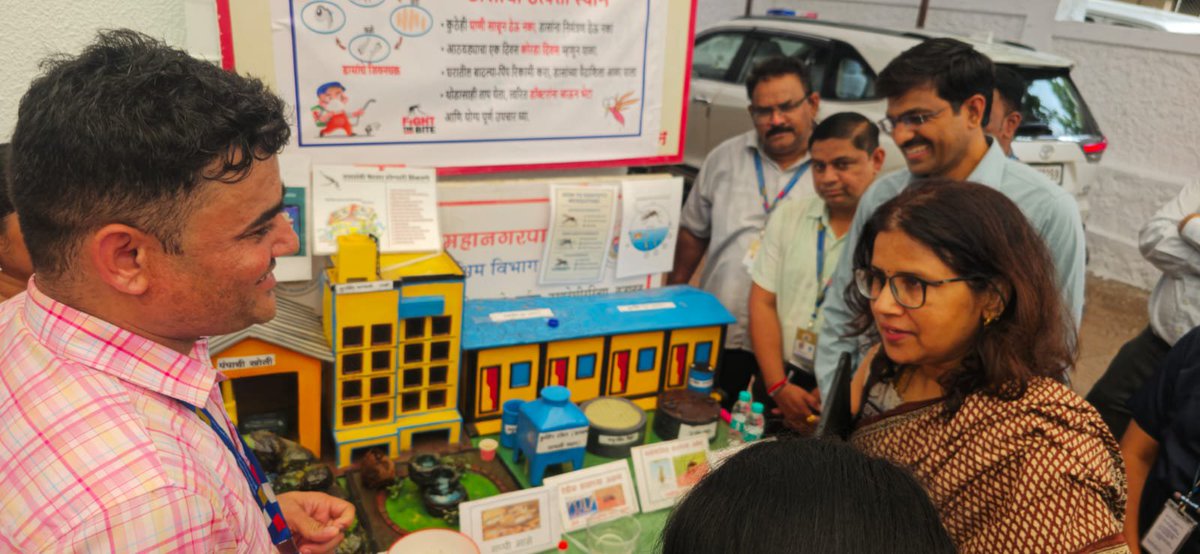 mybmc's tweet photo. 🔹बृहन्मुंबई महानगरपालिकेच्या अतिरिक्त महानगरपालिका आयुक्त (शहर) श्रीमती प्राजक्ता वर्मा-लवंगारे यांनी परिमंडळ ४ मधील आरोग्यविषयक कामकाजांचा जोगेश्वरी (पूर्व) येथील हिंदुहृदयसम्राट बाळासाहेब ठाकरे ट्रॉमा केअर महानगरपालिका रुग्णालयात आज आढावा घेतला. 

🔹पावसाळ्याच्या पार्श्वभूमीवर डेंग्यू, मलेरिया, लेप्टोस्पायरोसिस, गॅस्ट्रो आदी आजारांचा प्रतिबंध, उच्च जोखमीच्या भागांवर विशेष लक्ष, बांधकामस्थळे व झोपडपट्टी परिसरातील प्रतिबंधात्मक उपाययोजनांना गती देण्याच्या सूचना त्यांनी दिल्या. 

🔹आरोग्य सुविधांच्या दुरुस्तीची कामे मिशन मोडवर पूर्ण करणे, रिक्त पदे लवकर भरणे, आरोग्य केंद्रांमधील स्वच्छता, भटक्या कुत्र्यांवरील नियंत्रण आणि सर्व सहायक आयुक्तांनी आपल्या प्रशासकीय विभागातील (वॉर्ड) उपक्रमांची नियमित क्षेत्रीय पाहणी करण्याचे निर्देश श्रीमती वर्मा-लवंगारे यांनी दिले.

🔹परवाना प्रक्रिया अधिक सुलभ व नागरिकाभिमुख करण्यासोबतच नागरिक सुविधा केंद्रे बळकट करून आरोग्य सेवांसाठी स्वतंत्र सुविधा, अर्जांचा मागोवा आणि ऑनलाइन सेवा अधिक प्रभावी करण्यावर भर देण्याच्या सूचनाही त्यांनी दिल्या. दफनभूमींची स्वच्छता व देखभाल तसेच परिमंडळ ४ मधील एस. के. पाटील रुग्णालय, एम. डब्ल्यू. देसाई रुग्णालय, सिद्धार्थ रुग्णालय, डॉ. आर. एन. कूपर रुग्णालय व जोगेश्वरी (पूर्व) येथील हिंदुहृदयसम्राट बाळासाहेब ठाकरे ट्रॉमा केअर महानगरपालिका रुग्णालयातील विविध बाबींचाही आढावा घेतला.

🔹यावेळी उप आयुक्त (सार्वजनिक आरोग्य) श्री. शरद उघडे, उप आयुक्त (परिमंडळ ४) श्रीमती भाग्यश्री कापसे, संचालक (वैद्यकीय शिक्षण व प्रमुख रुग्णालये) डॉ. शैलेश मोहिते, परिमंडळ ४ मधील सर्व सहायक आयुक्त आदींसह आरोग्य विभागातील अधिकारी कर्मचारी उपस्थित होते.

#MyBMCUpdates

@CMOMaharashtra 
@mieknathshinde 
@SunetraA_Pawar 
@ShelarAshish 
@MPLodha 
@TawdeRitu 
@misanjayghadi
@PrajaktaVerma