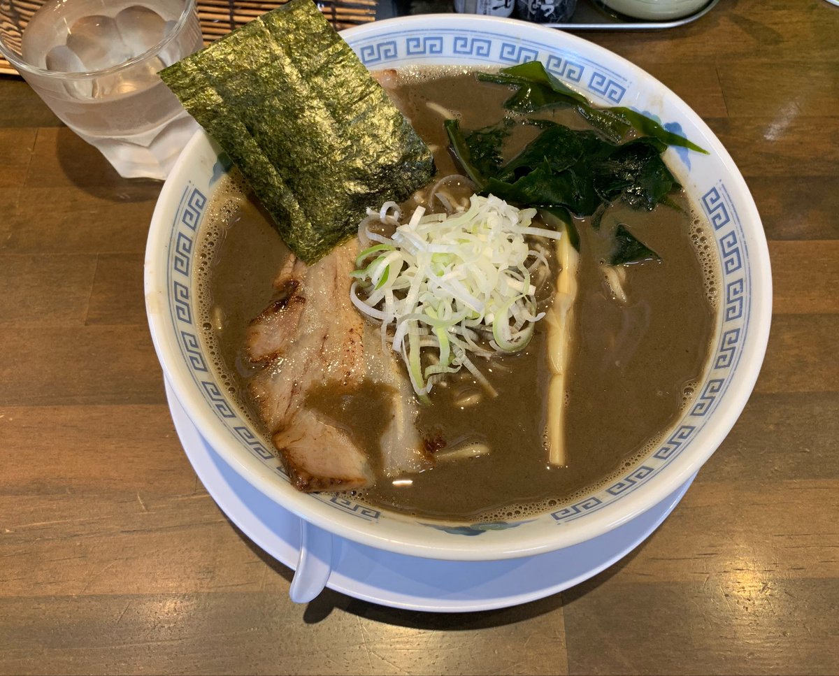 tm09_04's tweet photo. ああ、これだわ
俺が求めていたセメントの様に
ドロッドロで、煮干しの旨みが脳天まで
突き抜ける濃厚なラーメン。 https://t.co/2Si4T5CqcZ