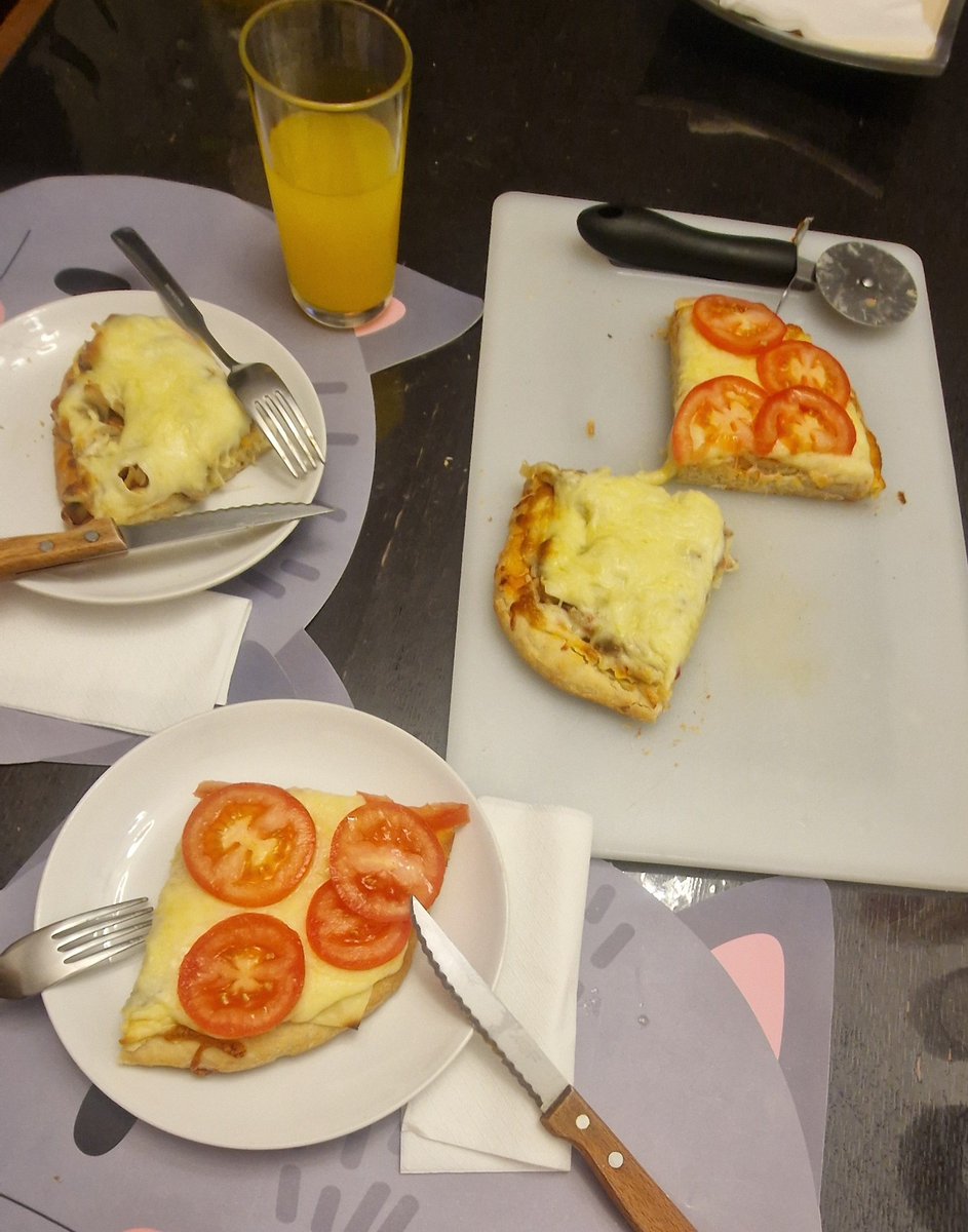 Sasstarn's tweet photo. Pizza de hongos para Juanpa, de tomate para mí. 😊 https://t.co/mcovGAUYdU