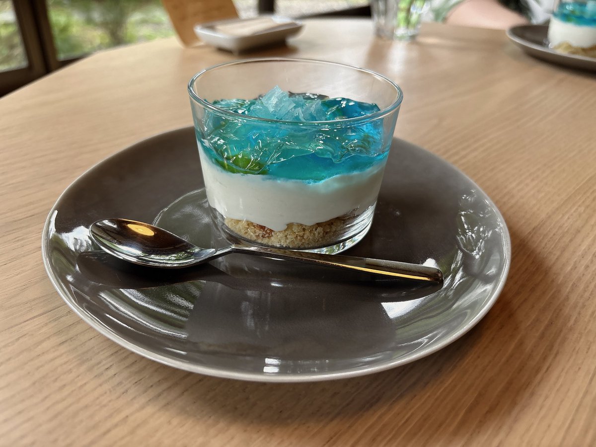 honoyasai_math's tweet photo. チーズケーキが見た目オシャレだし、チーズケーキ部分と琥珀糖のザクザク感と、ヨーグルトとレモンのマッチが具合がとてもよかった

あさぎやみたけ
https://t.co/CXbJpbSkTF https://t.co/P1EAFe9VYE
