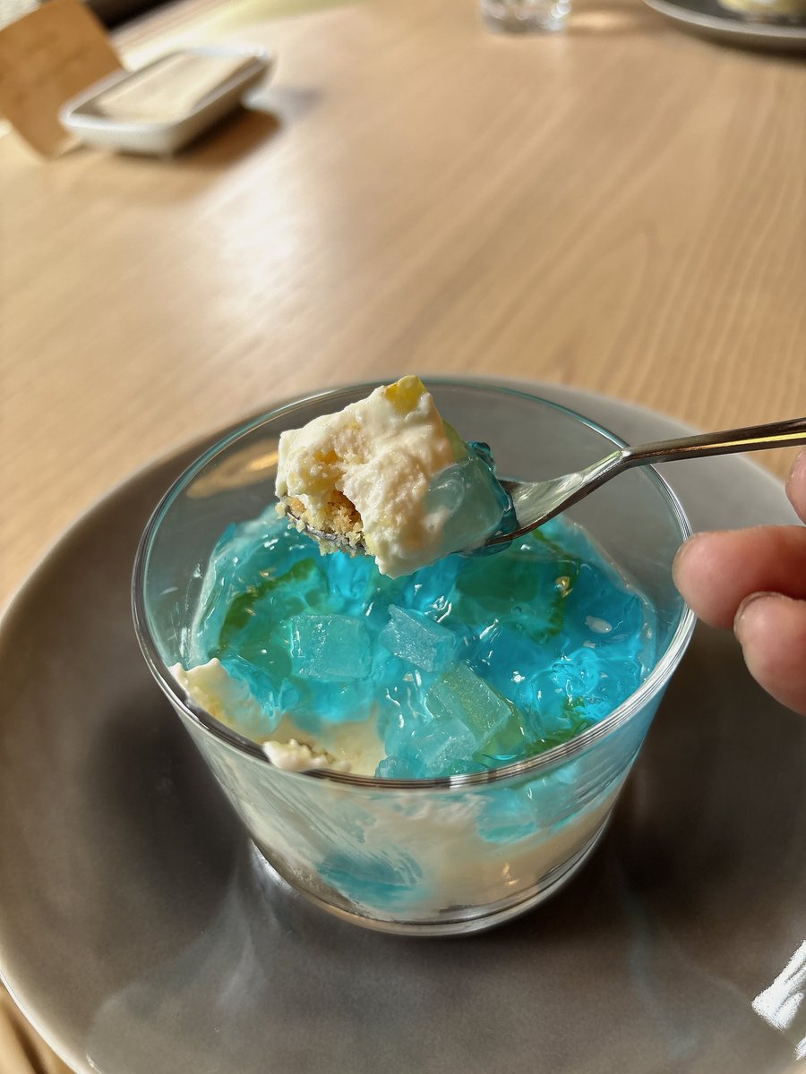 honoyasai_math's tweet photo. チーズケーキが見た目オシャレだし、チーズケーキ部分と琥珀糖のザクザク感と、ヨーグルトとレモンのマッチが具合がとてもよかった

あさぎやみたけ
https://t.co/CXbJpbSkTF https://t.co/P1EAFe9VYE