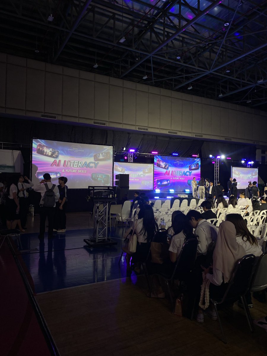 kkhmjq's tweet photo. ปิดจบงาน #SPUCAaiShowcase แล้ววนะคะ ประทับใจมาก ไม่ว่าจะผลงานกับการจัดบูธต่างๆทำออกมาดีมากค่าาาา 10/10 https://t.co/i6reYaL45j
