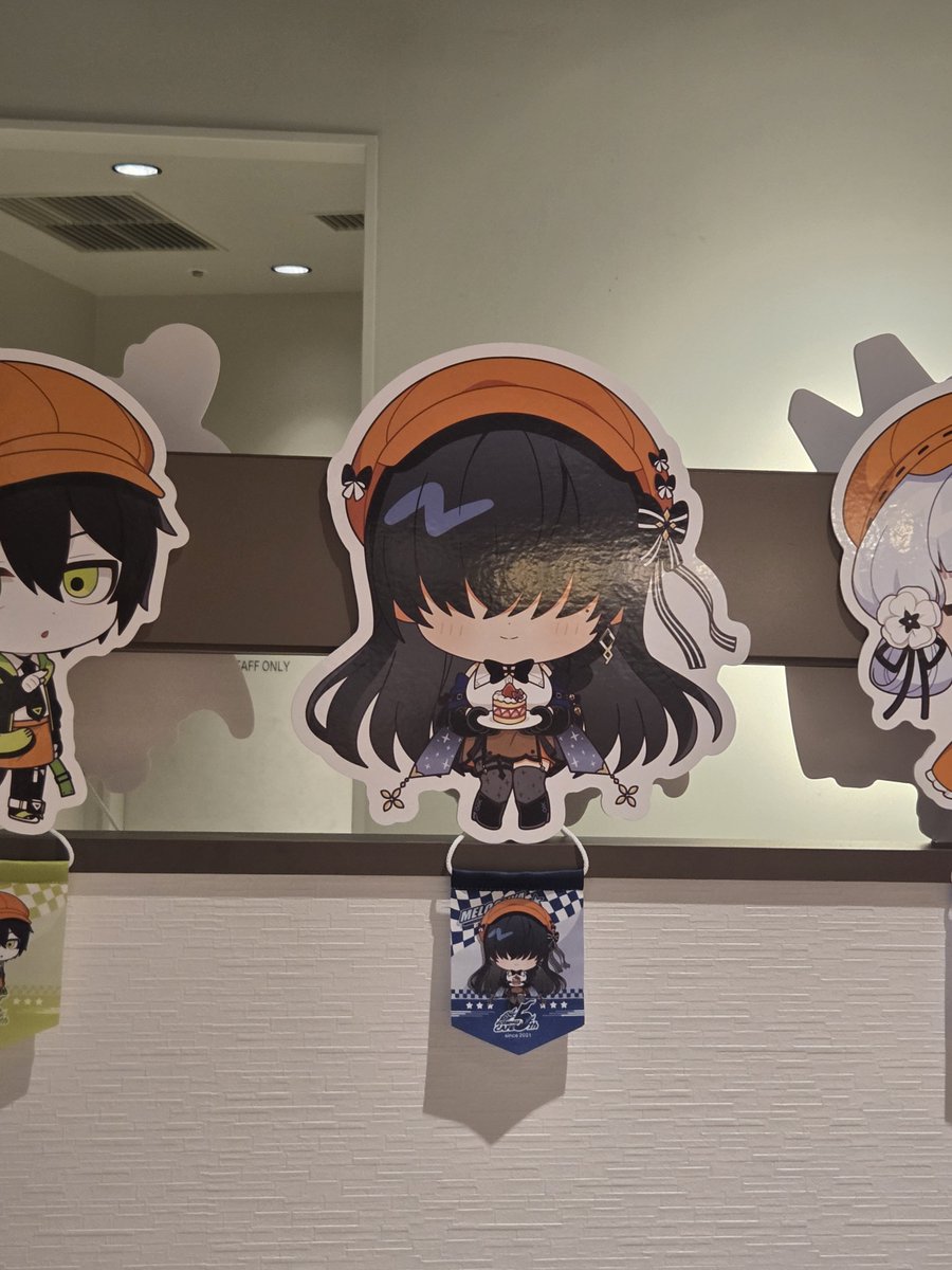 maruko_nico's tweet photo. #コンパスカフェ のヒーローパネル
結構関連ヒーローで飾ってること多いけどメルーニャはここなんだ〜って思ってたら…

ステリアの…｢後ろ｣だった…！！！！！！！！！！！！！！！！！！！！
なるほどおおおおおおおおお👏✨✨ https://t.co/4QnLHEoBCm