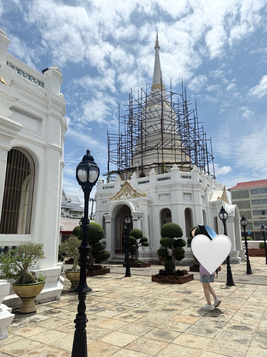 Null45326's tweet photo. 建物はみんな似てて、なかなか場所特定できず諦めたところ
友達が見つけてくれてこっそり撮ってくれた一枚
なるほど、工事中だったのね

🌸🐎
足跡巡りin🇹🇭 https://t.co/0zRN9QuiyL