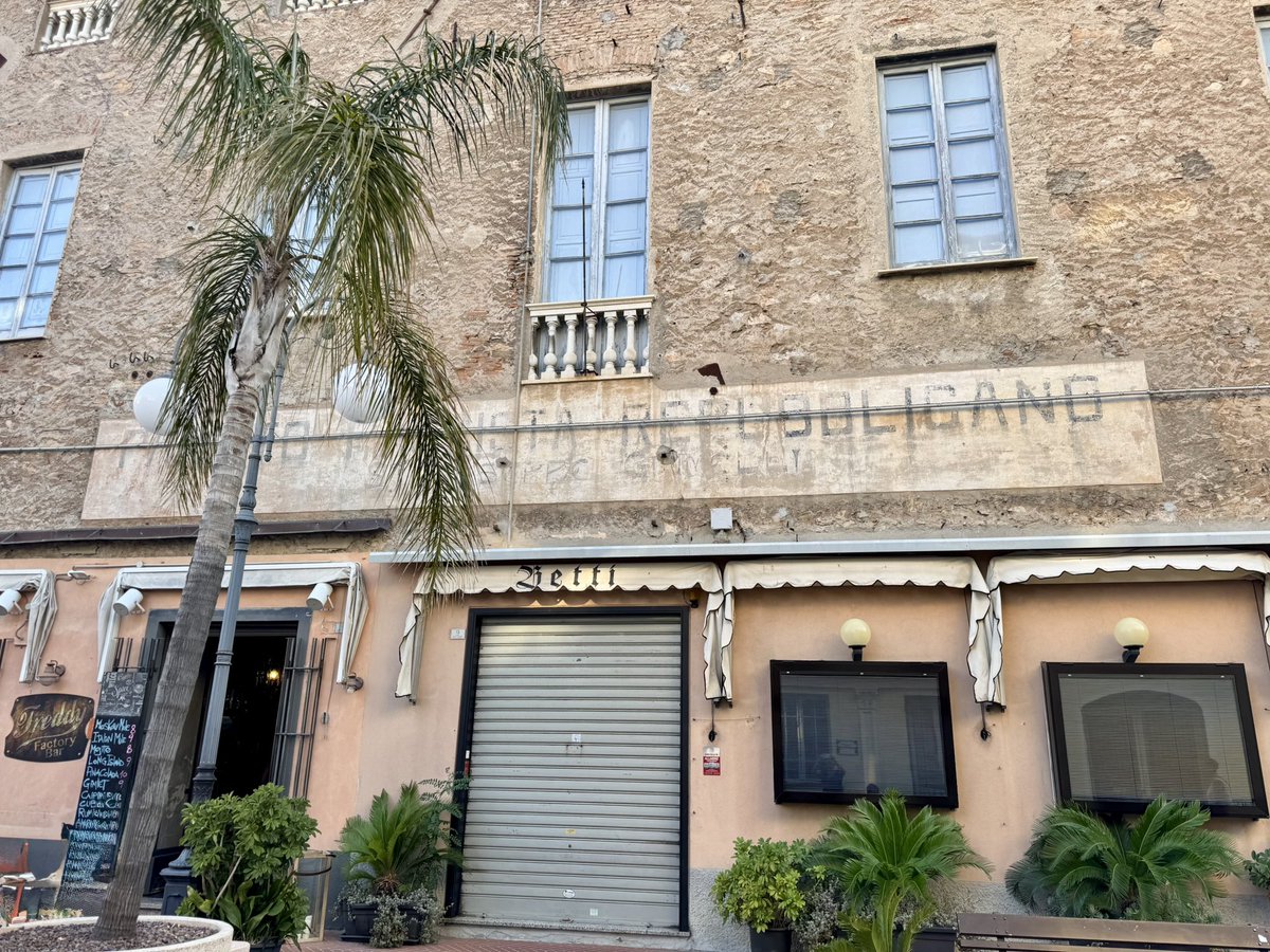 SabrySocial's tweet photo. A Pietra Ligure esiste un edificio che conserva ancora una testimonianza della storia d’Italia. Sulla facciata è visibile, seppur sbiadita dal tempo, la scritta “PARTITO FASCISTA REPUBBLICANO”.

Originariamente era la Casa del Fascio, sede locale del Partito Nazionale Fascista. Dopo l’8 settembre 1943, con la nascita della Repubblica Sociale Italiana, il partito venne rifondato con il nome di Partito Fascista Repubblicano (PFR) e la facciata fu aggiornata con la nuova denominazione.

Terminata la guerra, l’edificio cambiò destinazione d’uso, ma la scritta non fu cancellata. Oggi rappresenta una rara testimonianza storica degli ultimi venti mesi della Repubblica Sociale Italiana (1943-1945).

Al di là delle opinioni politiche, è un frammento di storia rimasto visibile per oltre ottant’anni.

(Scusate se la foto non è perfetta. Ho aspettato il primo momento in cui non passasse nessuno e l’ho scattata al volo. 😊)