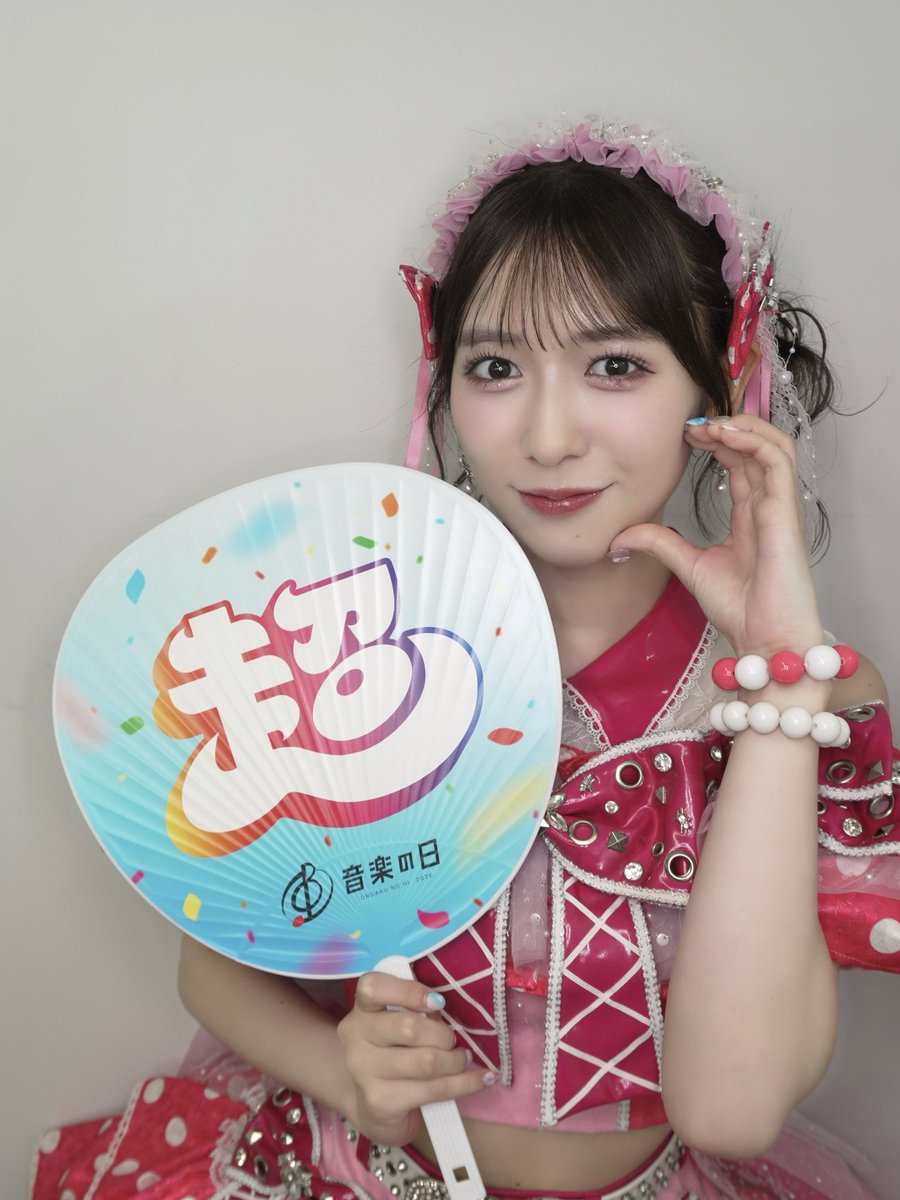 sendenbu_staff's tweet photo. #音楽の日  にて、｢超最強｣を披露させていただきました！
宣伝部員さんも一緒に盛り上がってくださり嬉しかったです！ 
自覚してます罪な存在ピンクです🩷
ありがとうございました~!!✨🎶 
引き続き、音楽の日！お楽しみください🫶
(おはる🩷)

#超最強超とき宣
#TBS #こえるきこえる音楽の日
#超最強 #超とき宣 #小泉遥香