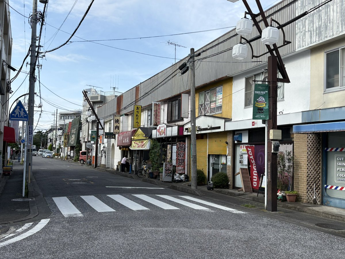 gyakuwatagashi's tweet photo. フラッグたくさんで、緑色いっぱいで可愛かった🥰️横道の商店街?にもありました。かわゆ。
#サウザンロード
#アレドロ
#THISFES https://t.co/YW9dXJhuJw