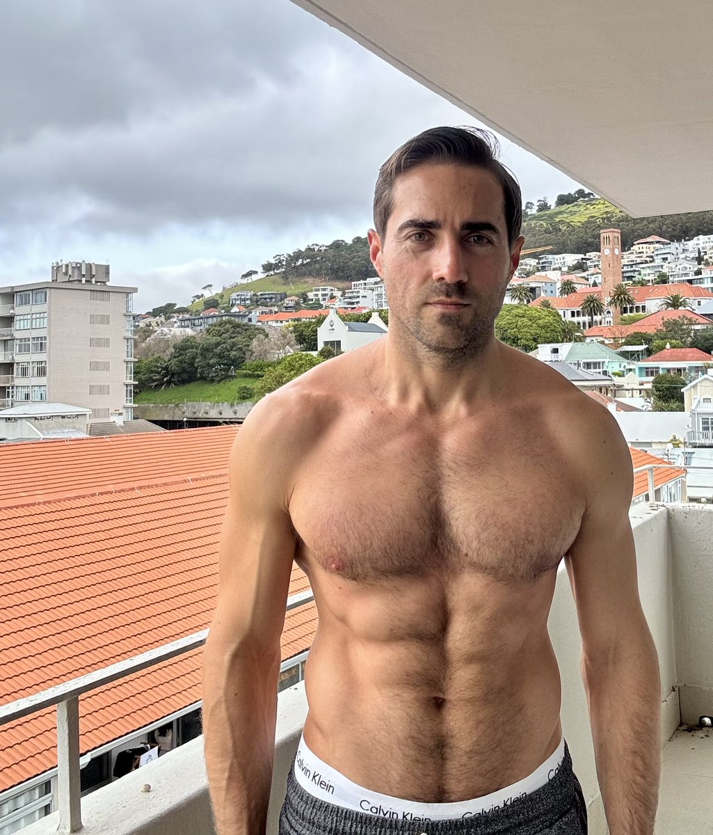 DanielLodewikus's tweet photo. more shirtless pics from my balcony 😜 https://t.co/yr4bv4OSZa