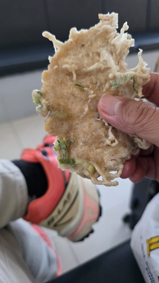 ismailfahmi's tweet photo. Kalau ke Purwokerto, jangan lupa beli oleh2 ini. 

Ada user manualnya kalau masih dibungkus daun pisang. 😃

Versi udah matangnya.. mamma mia. The best mendoan I ever tried. 👌 https://t.co/oMpO488ycn