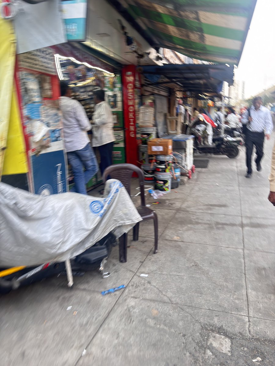 Complaintguyy's tweet photo. @MTPHereToHelp @DrSanMukherji @AshwiniBhide @mybmc The footpath at Penkarpada, Pandurang Wadi Metro Station is occupied by unauthorized parked vehicles and food stalls. Pedestrians are forced to walk on the road, risking their safety. Please clear these encroachments. https://t.co/f7dud4jbtD