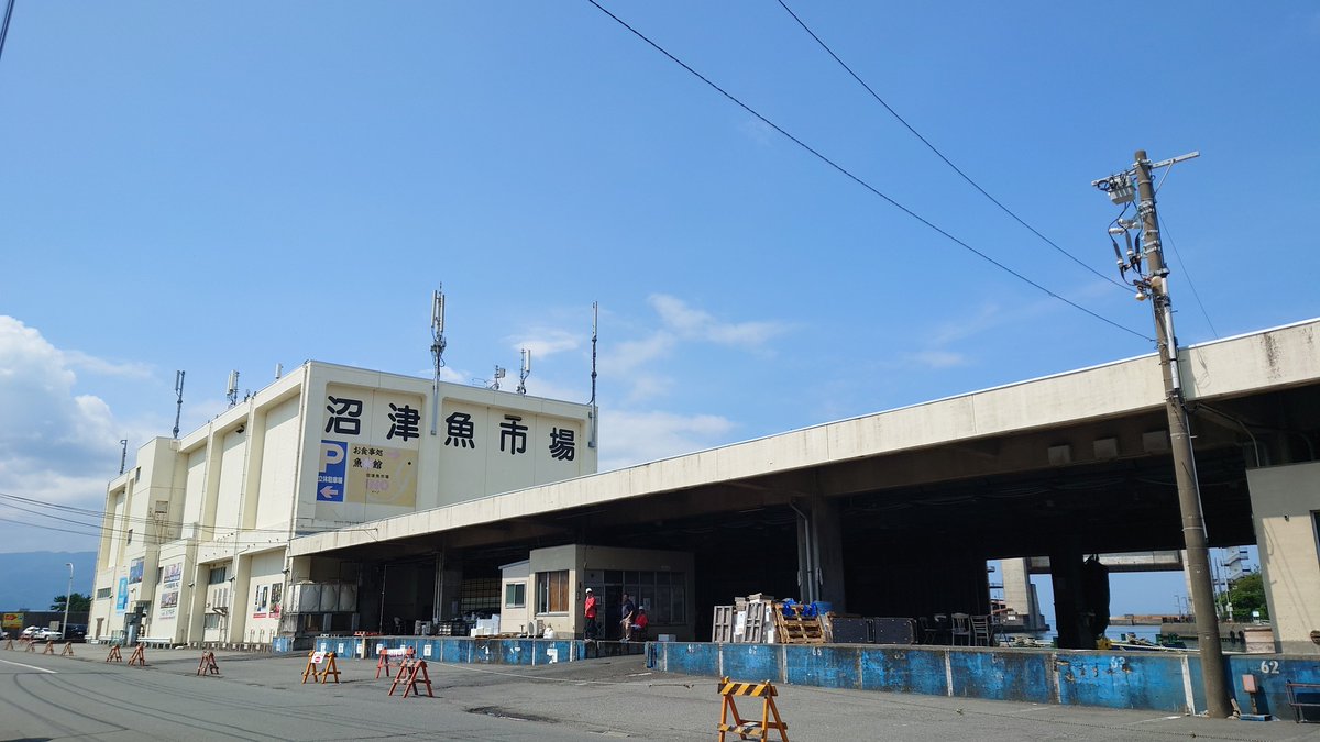 Welshys_orta's tweet photo. 今日は海鮮食べに友人2人と沼津へ
そしてご当地キャラ？のヒモノラのシールガチャで当たりのキラキラシールを当てて運を使い果たした男 https://t.co/608gw104Px