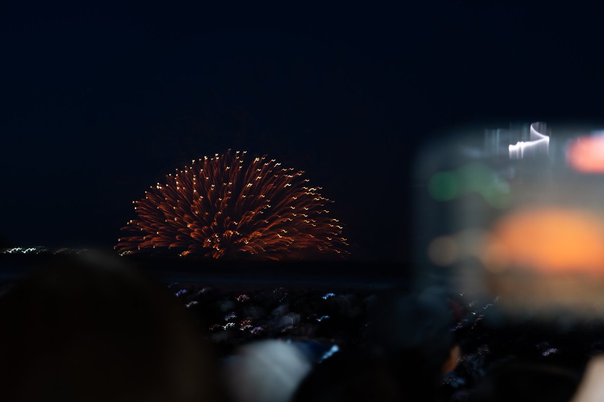kouka_spoon's tweet photo. 由比ヶ浜海岸の花火大会
三脚立てるとこないから手持ち撮影
映り込んでしまうカメラは前ボケということでしゃーなし https://t.co/sVw8RpCGE2