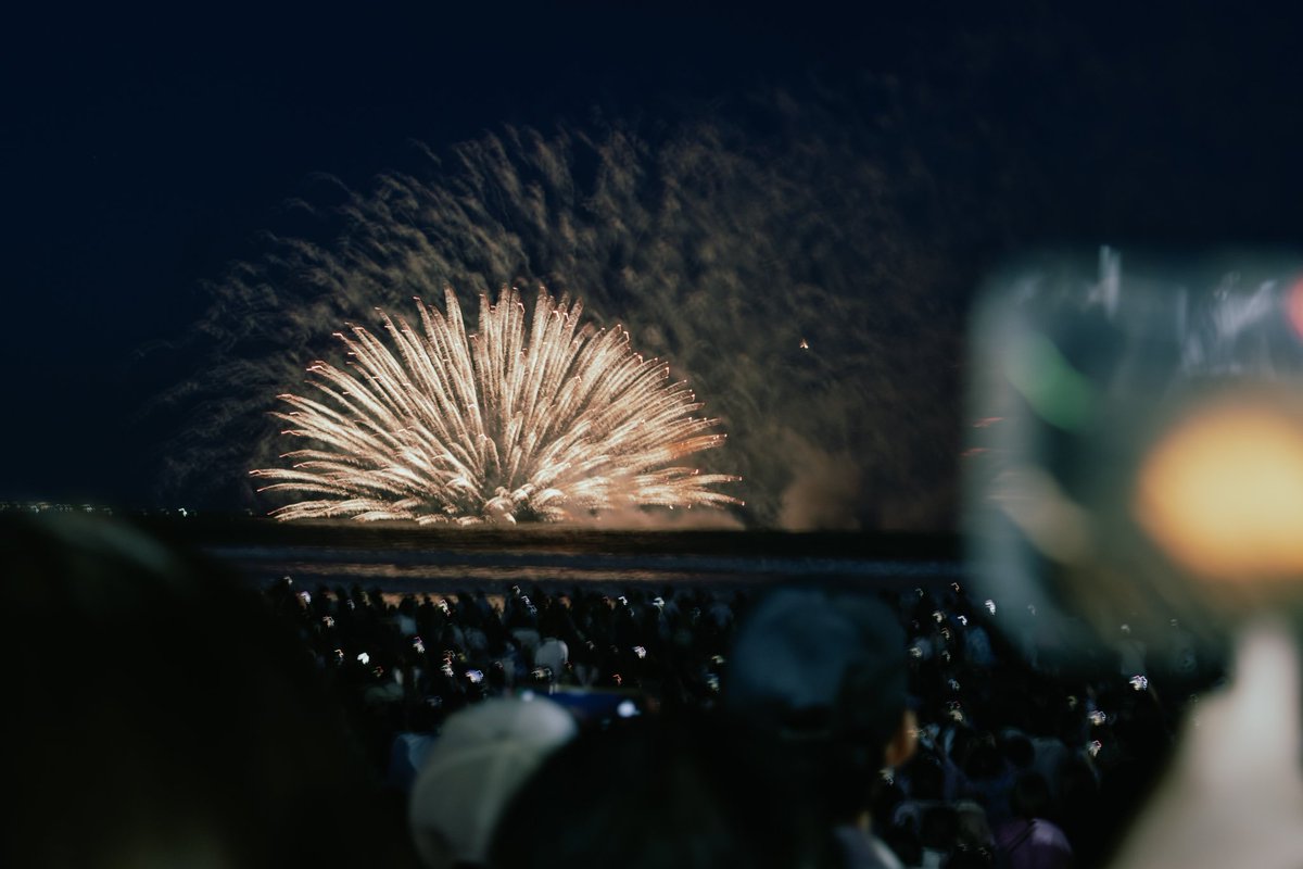 kouka_spoon's tweet photo. 由比ヶ浜海岸の花火大会
三脚立てるとこないから手持ち撮影
映り込んでしまうカメラは前ボケということでしゃーなし https://t.co/sVw8RpCGE2