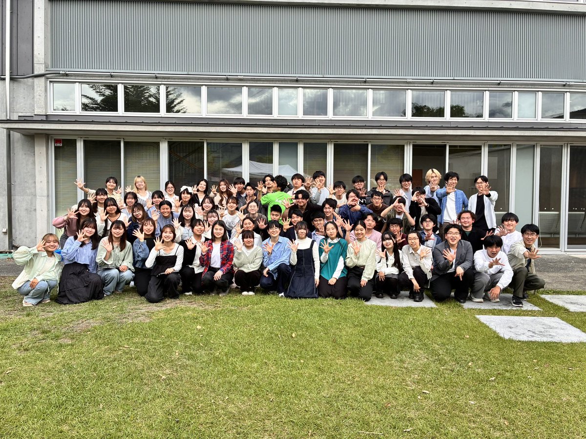 shindai_konsei's tweet photo. 【演奏会まであと50日】
こんばんは🌇信大混声です🎹
大学合唱交歓演奏会まであと50日‼️
今日は出演大学紹介です📝

信大混声は長野県で活動中⛰️
団員90名の大人数で楽しく歌っています

演奏会は9月6日（日）！
皆様のご来場お待ちしております〜！

#北信北ジョイント
#合唱やろうぜ https://t.co/gCwZf11XCj