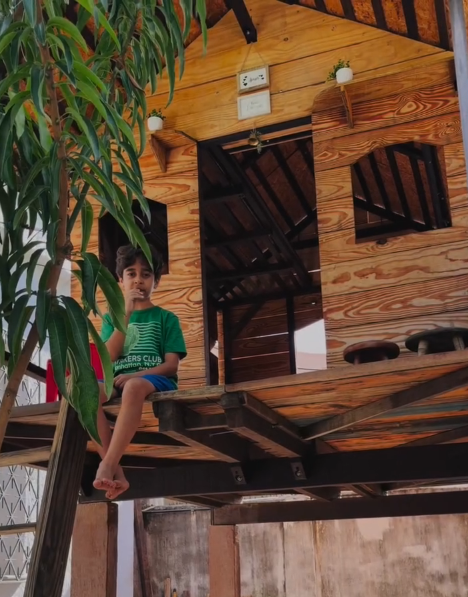 AcervoCharts's tweet photo. Esse pai decidiu construir uma casa na árvore para seus filhos e o resultado ficou incrível. https://t.co/WNlvfLF3zJ
