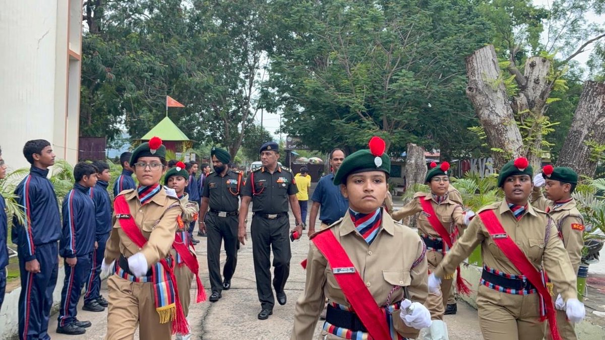 KV1SBP's tweet photo. Our school had the privilege of welcoming Colonel Prasun Kumar Panda, Commanding Officer, 5 Odisha Battalion NCC. He interacted with students, highlighting the values of unity, discipline, and patriotism, and inspired them to become responsible citizens. @KVS_HQ @RanranjayS https://t.co/QzaDUf8WC4