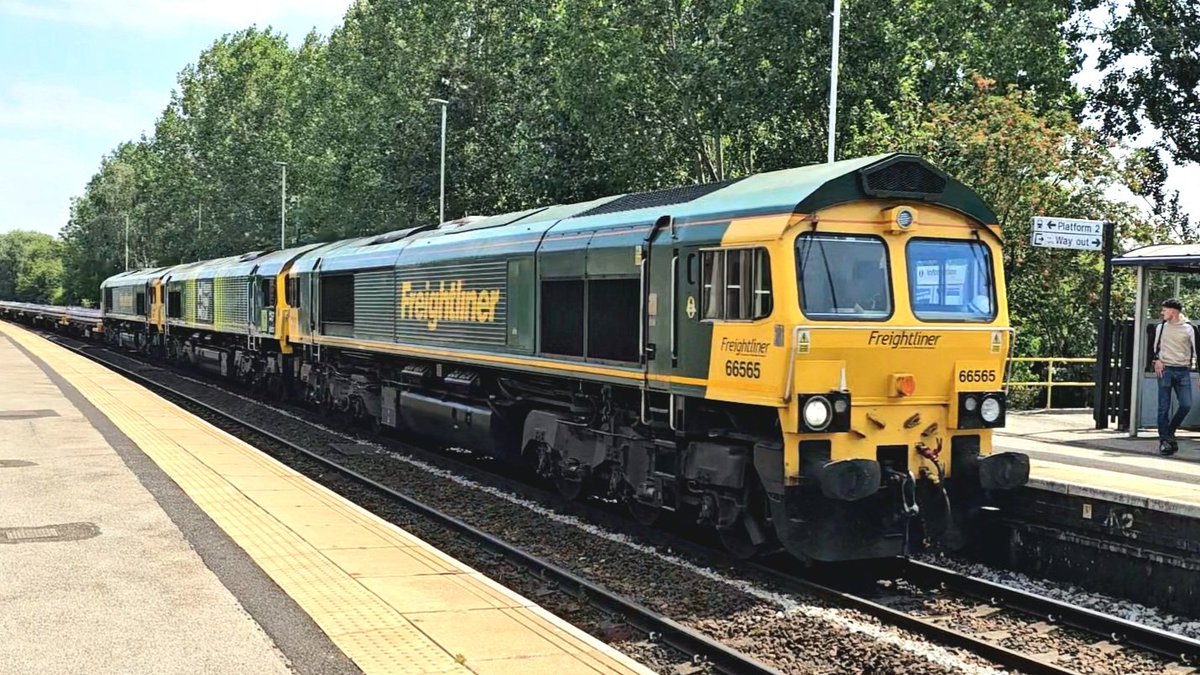 Harrod15S's tweet photo. Triple with 66565 / 66537 / 66621 through #Mexborough yesterday afternoon 17/7/26 working 82 mins late on 6M73 Doncaster Up Decoy to Toton North Yard #class66 #trains #Freightliner #Heavyhaulrail https://t.co/anh2kCVo31