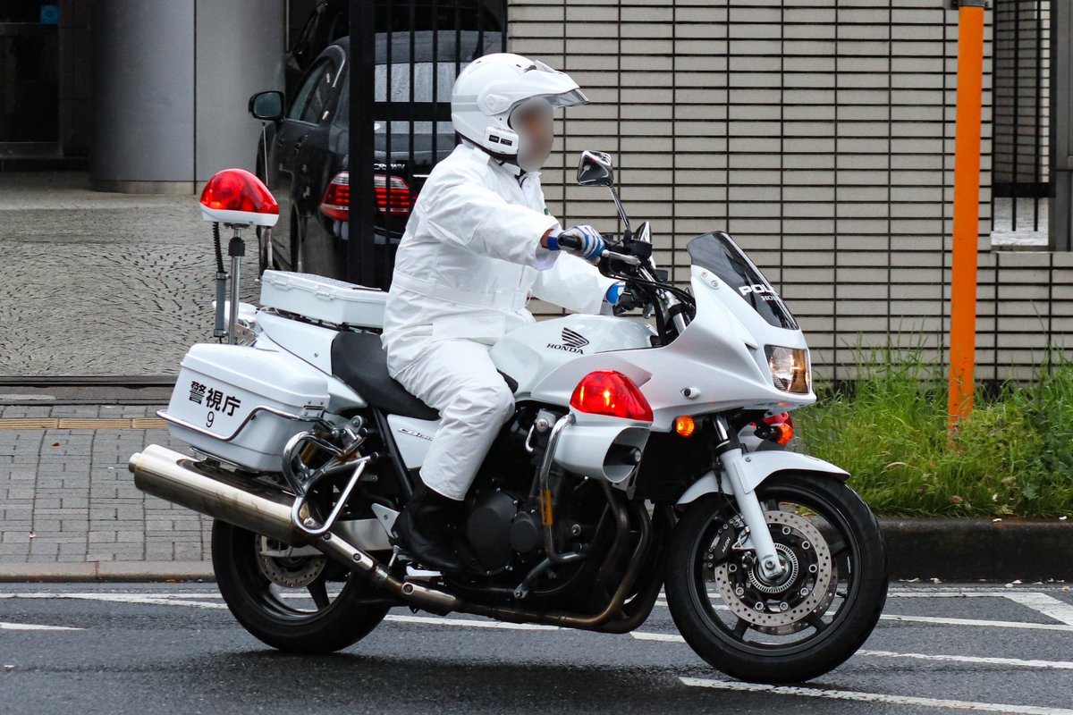 JC15_Chuo209's tweet photo. 警視庁　第九方面交通機動隊
CB1300P    交通部白バイ

本隊から出庫する分駐機。
#警視庁 #CB1300 #白バイ https://t.co/7FZQIPQhAG