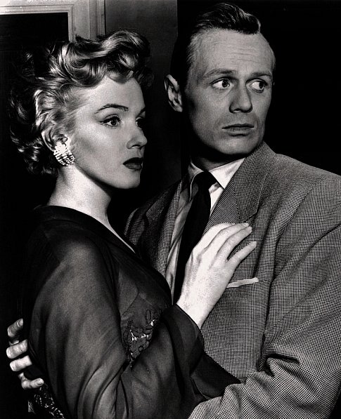 cosechadel66's tweet photo. Marilyn apenas estaba comenzando, a un año de su lanzamiento como estrella en "Niágara", pero Richard Widmark ya era un actor colocado cuando ambos protagonizaban "Niebla en el alma", en 1952. #TalDíaComoHoy #LaPareja https://t.co/LesjQfVsmd