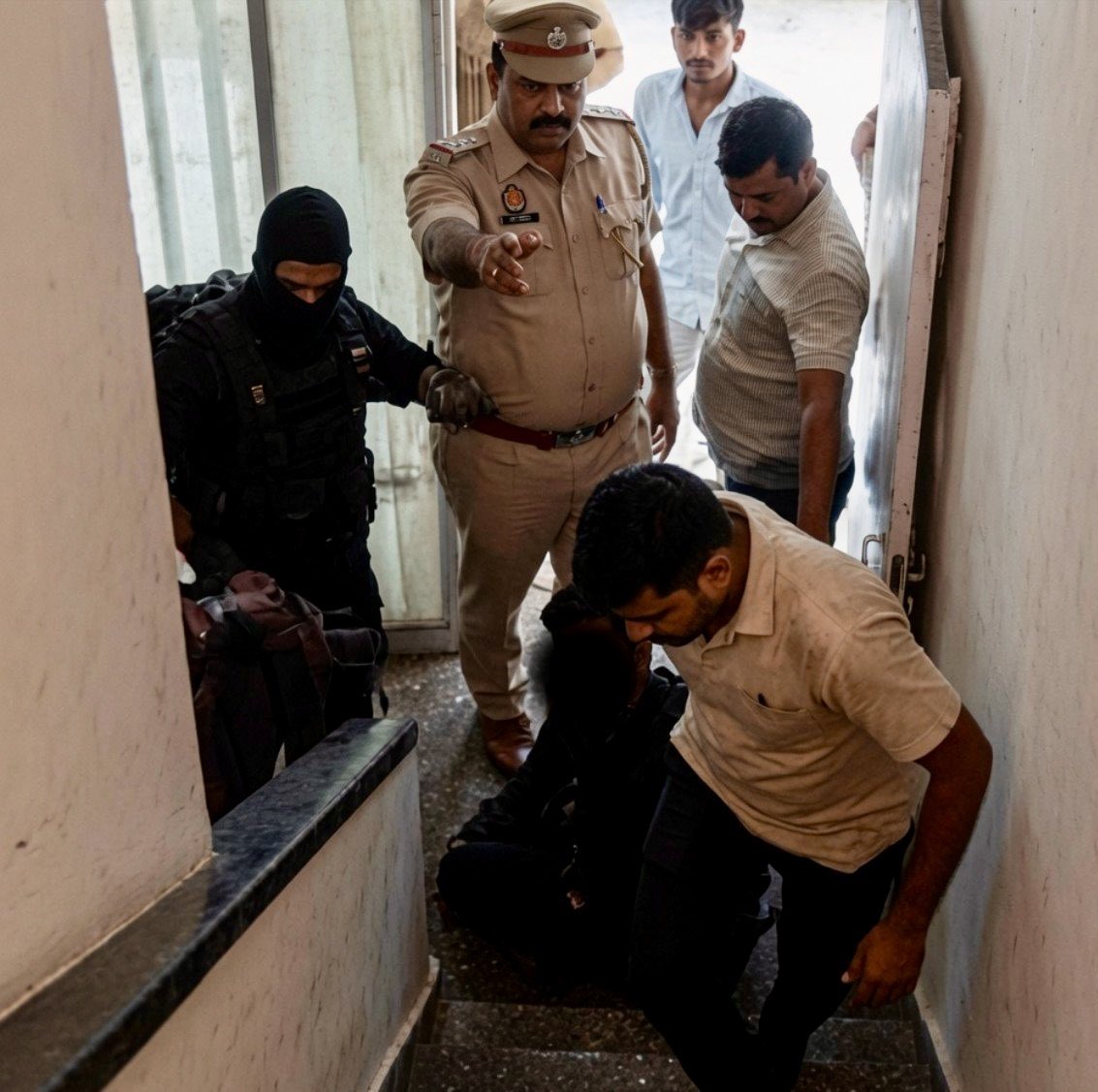 MrSandeepPhogat's tweet photo. 🚨SHOCKING REVELATION from Jantar Mantar about ABHIJEET DIPKE😱

🔥Apartment owner (just 100 meters from the protest site) just exposed everything:

✅He gave one room in his 3BHK flat to someone from the CJP group. For weeks, he saw crowds coming and going. Last week, Abhijeet Dipke showed up with 5-6 friends.

✅He informed the police early because he didn’t want any nuisance. They did nothing at first.

☎️Then police called him again - he gave the address. They raided and found Abhijeet Dipke + his entire group staying there.

🍺When the owner checked the flat today? Dozens of beer bottles lying around.

🍱Meanwhile, Sonam Wangchuk is on hunger strike at the same protest site. 

🔥Owner (from a Jat family): 
“What kind of protest is this? Sonam Wangchuk is fasting while these CJP people are drinking beer? They’re just misusing students’ emotions for attention. Just shut it down.” 

✅This is the reality behind the “serious” protest? 

🍻Beer parties while students’ future is supposedly at stake? 

Real activism or just another drama for clout? 👀 

What do you think - should this protest be shut down now?
Drop your thoughts below 👇