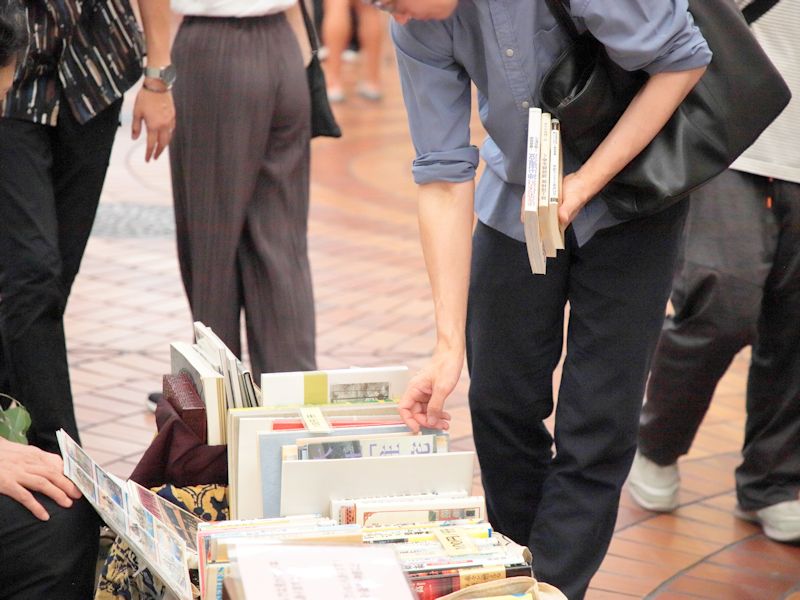 okayamabungaku's tweet photo. 【おかやま文学フェスティバル2026年秋―27年春会期スケジュール】
お待たせしました！
今年度のおかやま文学フェスティバル各イベントの開催日程をお知らせします。

●2026年秋会期
【表町ブックストリート】
―一般公募の出店者さんが1ｍ四方程度の小さな区画で蔵書を販売する、フリマ形式の「一箱古本市」などを開催。
日時：2026年10月17日
会場：岡山市表町商店街
出店者募集：8月下旬～（予定）
※出店料の金額やお支払い方法の変更を検討中です。詳細は後日あらためてご案内します。

【金原瑞人さん＋河野万里子さん講演会】
日時：2026年11月3日
会場：岡山国際交流センター
※お申込みにつきましては後日あらためてご案内します。

●2027年春会期
【文芸テアトル】
―全国の出版社・書店などが集まる販売ブース、一般公募の出店者によるZINE即売会、ワークショップ、ステージ公演などを開催。
日時：2027年3月6、7日
会場：岡山芸術創造劇場ハレノワ
ZINE出店者募集：後日ご案内します。

●補足
昨年度まで独立して開催してきたZINEの即売イベント「ZINEスタジアム」ですが、今年度にかぎり「文芸テアトル（旧・文芸小学校／文芸商店街）」と合同開催となります。
（正直に申し上げますと、来年3月の岡山ドームの予約がすでに埋まっており、会場をおさえることができませんでした……申し訳ありません。）
来年度以降はまた岡山ドームで開催する方向で進めておりますので、何卒ご了承くださいませ。

それぞれのイベントにつきましては、これから順次お知らせしてまいります。
今年度もおかやま文学フェスティバルにお力添えのほど、何卒よろしくお願い申し上げます。