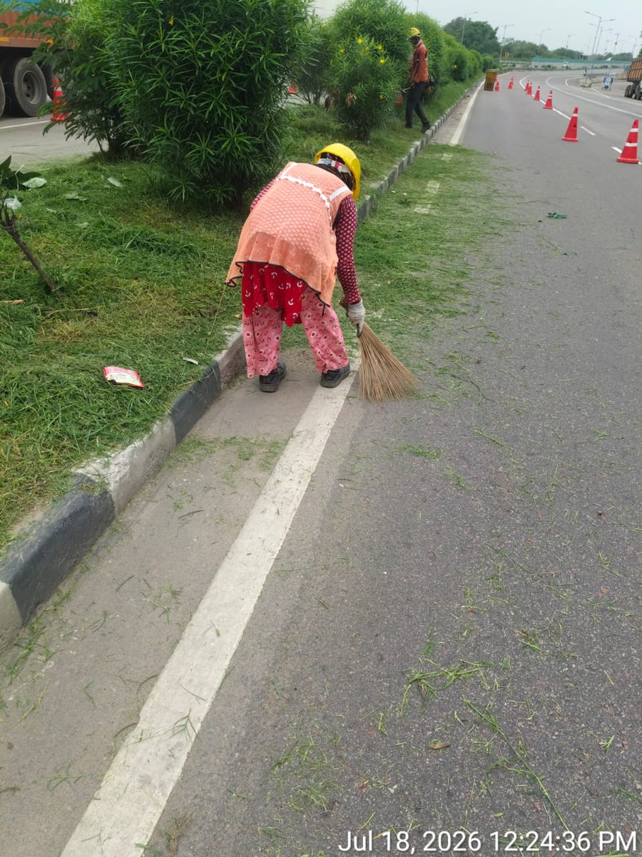 ChakeriAll61b's tweet photo. 🌳🚧 हरित राजमार्ग, सुखद सफर की ओर एक कदम 🚧🌳

NHAI कानपुर के प्रोजेक्ट डायरेक्टर श्री पंकज यादव जी के निर्देशन में तथा Triveni Sangam Highways Pvt. Ltd. के प्रोजेक्ट मैनेजर श्री राकेश भारद्वाज जी के नेतृत्व में चकेरी-प्रयागराज NH-19 पर व्यापक स्तर पर वृक्षारोपण एवं पौधों की देखभाल (गार्डनिंग) का कार्य किया जा रहा है। 🌱🌿

इस पहल का उद्देश्य राजमार्ग को अधिक हरित, सुंदर एवं पर्यावरण-अनुकूल बनाना है, जिससे NH-19 पर यात्रा करने वाले यात्रियों को एक सुखद, सुरक्षित और मनमोहक यात्रा अनुभव प्राप्त हो। 🌳✨🚗

#NHAI #NH19 #GreenHighways #TreePlantation #Environment #RoadSafety #Kanpur #Prayagraj #TriveniSangamHighways 🌿🌍💚
@NHAIROLucknow @bhardwaj804 @Avinash01418414 @AtulKum07402616 @Sunilku29999130 @SandeepPan0k6h