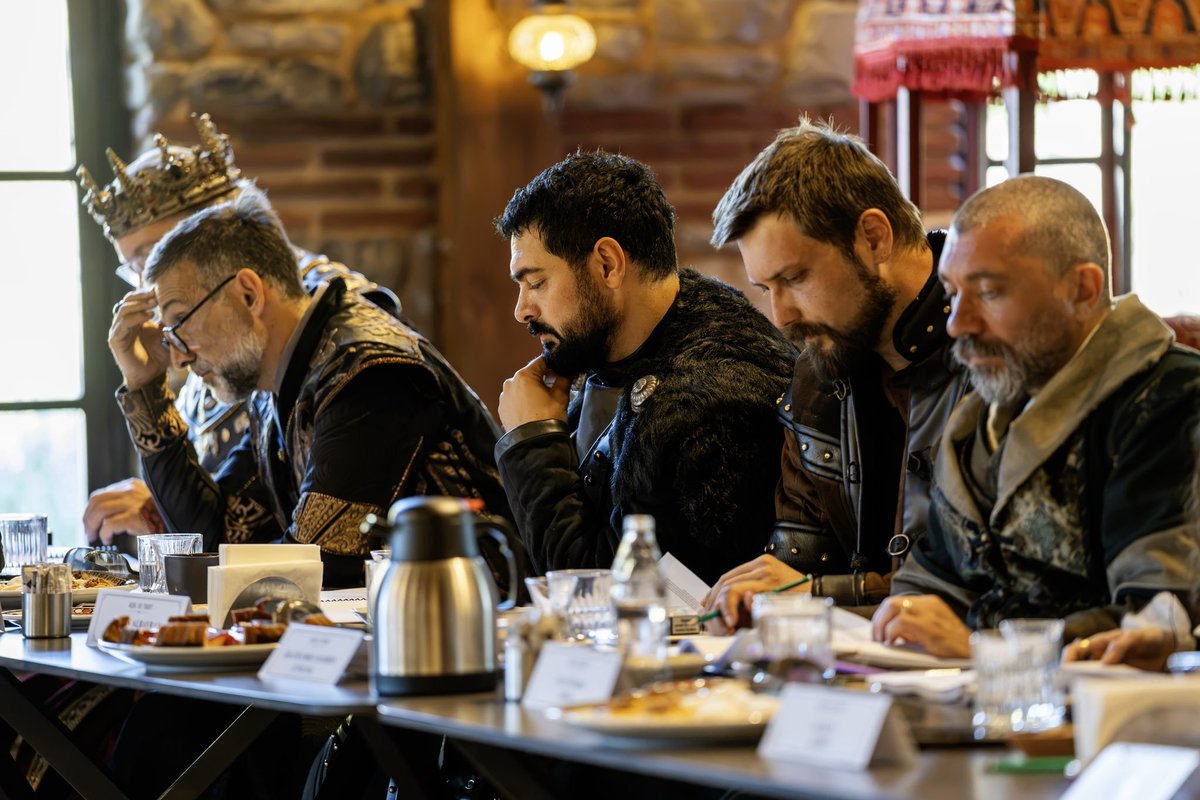 beklenenkral's tweet photo. #AşkveTaht okuma provasında Akın Akınözü, Merjem Šiljak, SimayBarlas, Ayça Bingöl Cem Bender, Halil İbrahim Ceyhan, Ferit Kaya, Ceren Benderlioğlu, Murat Serezli, EmrahAltıntoprak, İdil Yener, Özgür Emre Yıldırım, Oğulcan Arman Uslu, Ece Yüksel, Bülent Gültekin, Halil İbrahim Temizoğlu, Mücahid Temizel, Merve Polat, Selin Genç, Hakan Eke, Alican Albayrak, Ahmet Kayakesen, Göksel Kayahan, Timur Ölkebaş, Özer Arslan, Erman Saban, Ozan Ayhan ve İlayda Yıldız okuma provasında bir araya geldi.