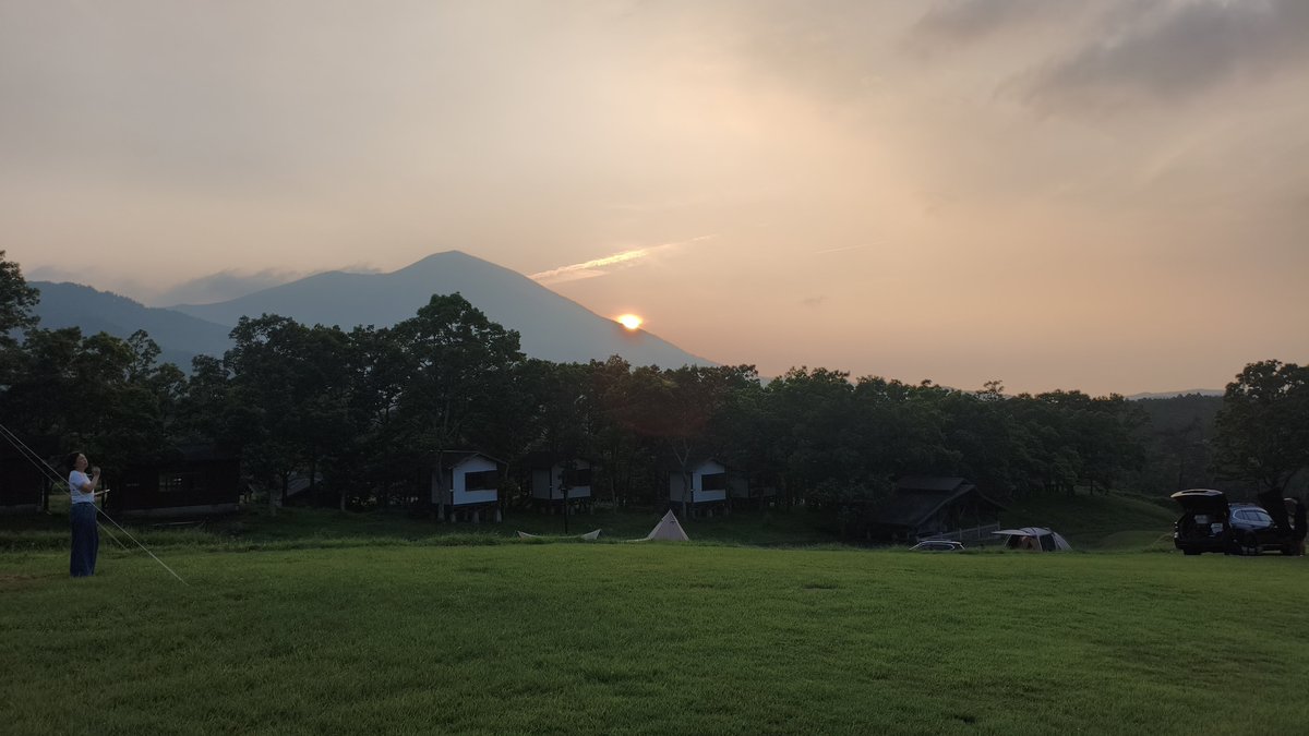 zokilin's tweet photo. 子が行きたいというので久々のキャンプ。
暑いのはキツいので高原（標高約900m）のキャンプ場に来てみた。
日が沈むとマジで涼しいです。 https://t.co/Kfxq8pwKXW