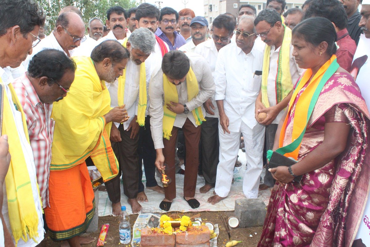 RoshanSonga's tweet photo. *చింతలపూడి లో అమృత్ పథకం ద్వారా త్రాగు నీటి కి శాశ్వత పరిష్కారం*
--ఎమ్మెల్యే రోషన్ కుమార్ సమీక్ష

*56 కోట్లతో త్రాగు నీటి సరఫరా పథకానికి భూమి ఎమ్మెల్యే భూమి పూజ*
5 రక్షిత నీటి పథకాలు ఏర్పాటు చేయడం ద్వారా పట్టణంలో అన్ని ప్రాంతాలకు నీటి సరఫరా చేయనున్నట్లూ చెప్పారు.

చింతలపూడి పట్టణంలో త్రాగునీటి సమస్య శాశ్వత పరిష్కారానికి ప్రతి ఇంటికి శుద్ధి చేసిన నీటిని అందించేందుకు 56 కోట్ల వ్యయంతో అమృత్ కింద త్రాగు నీటి పథకానికి భూమి పూజ చేయడం జరిగింది.

ముఖ్యమంత్రి ముందు చూపుతోరాబోయే 15 సంవత్సరాల వరకు సరిపోయే విధంగా నీటి పథకాలు ఏర్పాటుకు ప్రణాళికలు రచించారన్నారు.  

నియోజవర్గ అభివృద్ధికి తాను అంకితం ప్రజల సహకారం కృషి చేస్తున్నట్టు రోషన్ కుమార్ పేర్కొన్నారు. 

చింతలపూడిలో త్వరలో వంద పడకల ఆసుపత్రి భవన ప్రారంభోత్సవానికి సన్నాహాలు చేస్తున్నట్టు చెప్పారు. అదేవిధముగా చింతలపూడిలో నర్సింగ్ కళాశాల ఏర్పాటుకు ముఖ్యమంత్రి ప్రతిపాదనలు పంపానన్నారు. 

 చింతలపూడి నియోజకవర్గ 
ప్రజల అవసరాలను గుర్తించి రహదారులు అభివృద్ధితో పాటు మౌలిక సదుపాయాల కల్పనకు కృషి చేస్తున్నట్లు రోషన్ కుమార్ పేర్కొన్నారు. 
కార్యక్రమంలో అమృత్ డైరెక్టర్ పాండురంగారావు, కూటమి నాయకులు కార్యకర్తలు అభిమానులు పెద్ద ఎత్తున పాల్గొన్నారు