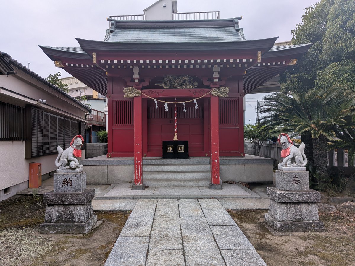 LKonko94912's tweet photo. 「赤稲荷神社」の狛狐さん。赤い頭巾と前掛けがカワイイ、ちょっとワンコみを感じるキツネさま！ 鳥居の角度がちょっと面白い。境内が広く見えていいと思う。
東京都足立区神明１丁目１−１１
https://t.co/sTfCUXEheL https://t.co/UUmAhN9KUv