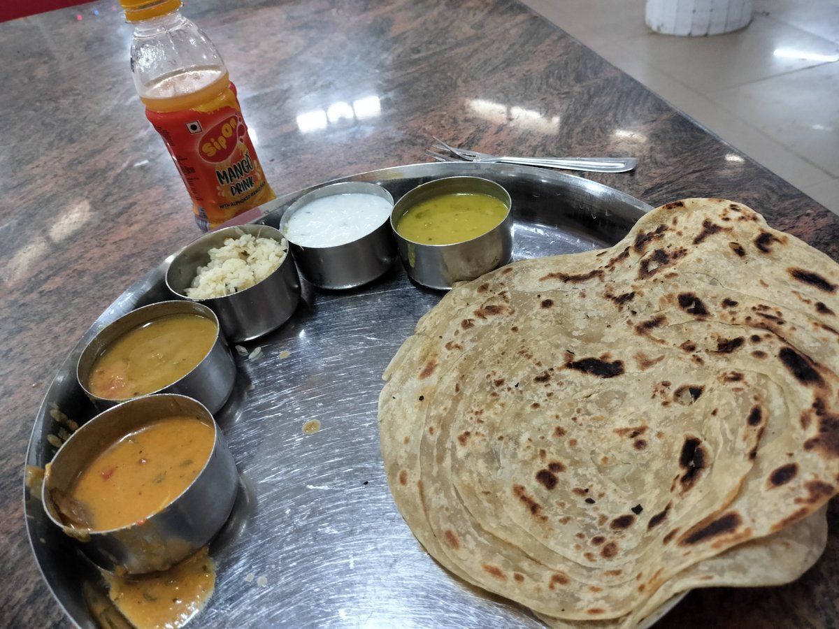 igatastu's tweet photo. 世界学食巡りの旅、インド🇮🇳ベンガルール編✨
IT先進都市バンガロールで多くの技術者を輩出する
「Indian Institute of Science(IISc Bengaluru)」にお邪魔してます!
学食らしいKabini Canteenで本場のターリーセット87ルピーをいただきました🍛
#世界学食巡り #ベンガルール #IISc #インド学食 https://t.co/cbqpMoi0e7