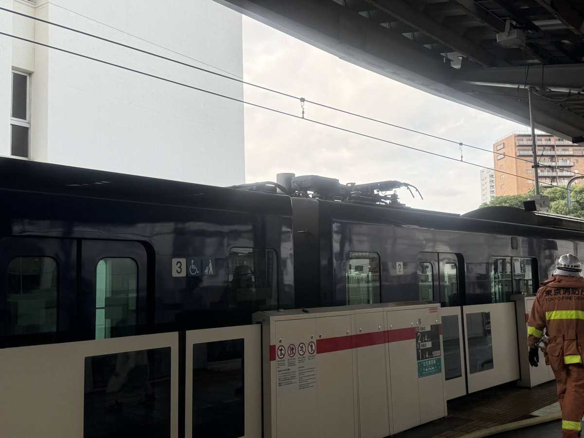 ekiin3's tweet photo. 中目黒駅は消防隊や警察官で騒然としています！
相鉄線の車両がパンタグラフ下ろして、先頭車両の周りに消防隊や警察官が取り囲んでいる！
#中目黒駅火事
#東横線 https://t.co/OJX9tdGlDT