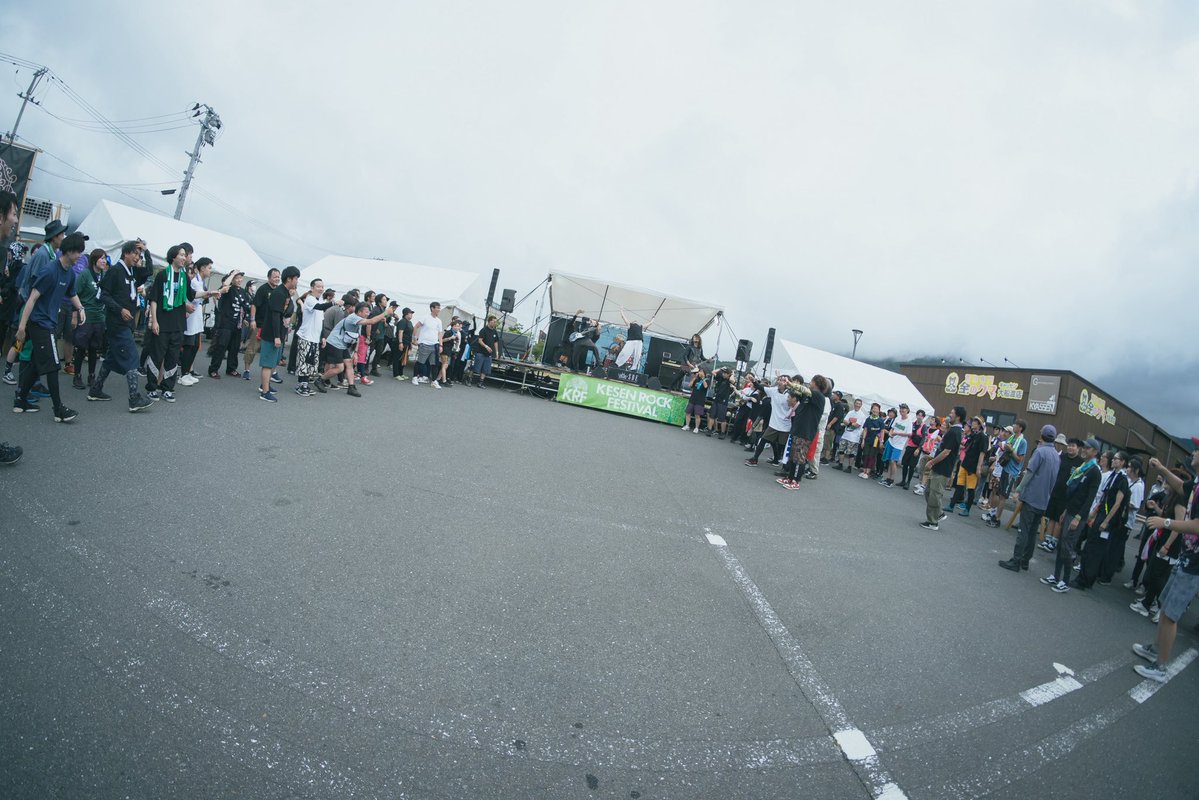 SBE_morioka's tweet photo. 【THANKYOU】

2026.07.18(土)
KESEN ROCK FESTIVAL'26 @KESEN_ROCK_FES

無料ステージと有料ステージの人の行き来を増やしたいと命を受け、この景色

ミッション達成！！！

キャッセンステージでやれることは全てやり切りました

またケセンで会いましょう！

📸 @bunta89 https://t.co/L8ml68LYoY