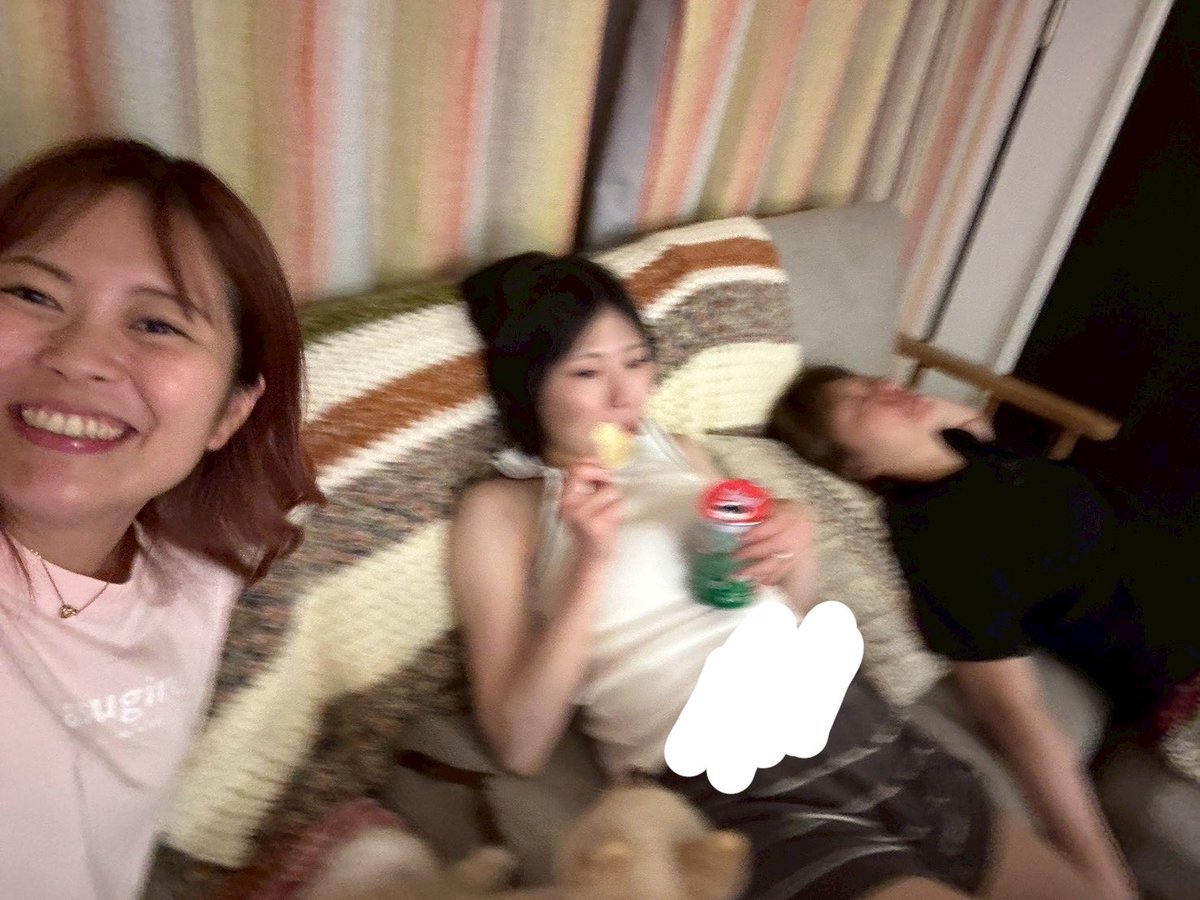 HASHIGO355's tweet photo. 練習前夜に前乗りして飲み

↓

ベースボーカル　なんか元気
ドラム　なんか食べてる
ギター　なんか潰れてる

↓

次の日スタ練

#HASHIGOの日常 https://t.co/5cPZBGlRpp