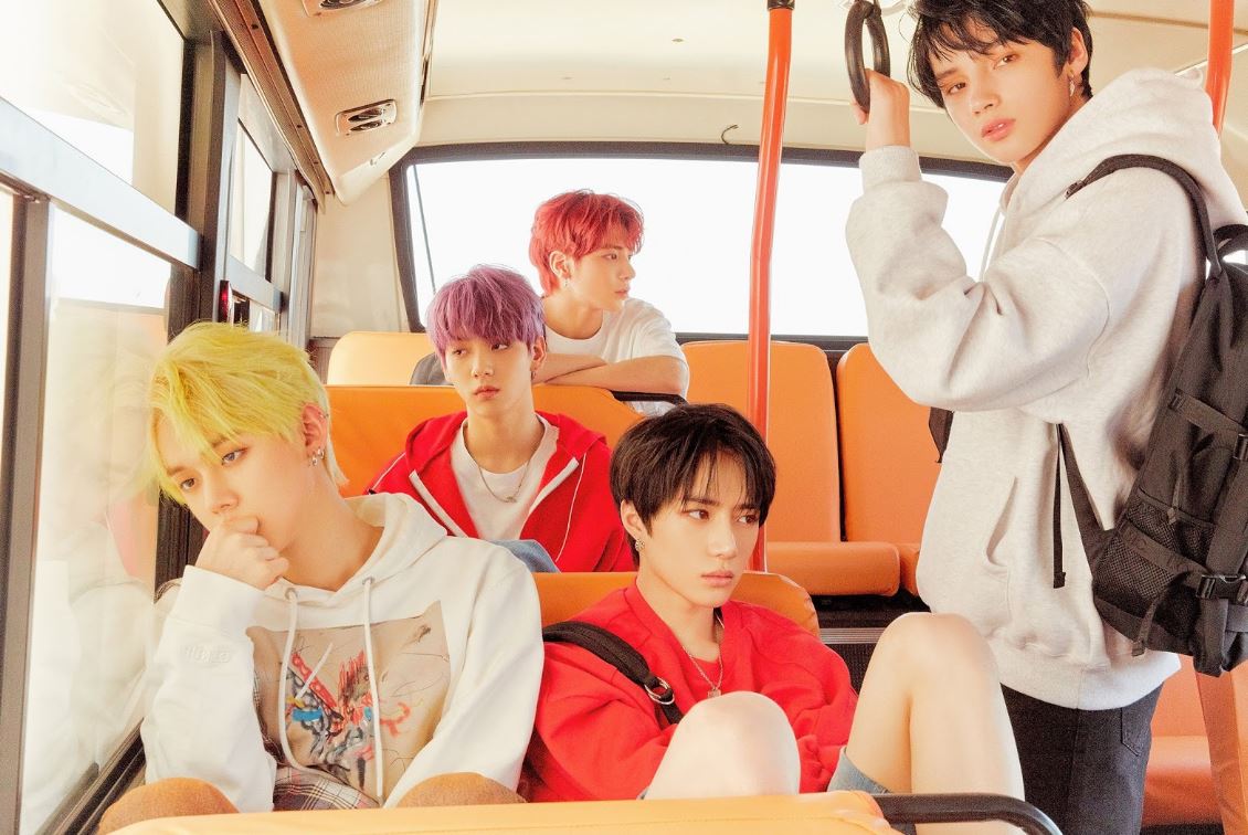 BeyondTheWave_'s tweet photo. Bagi MOA/ pengamat K-Pop, transisi TXT dari 'The Dream Chapter' ke 'The Chaos Chapter' adalah salah satu rebranding paling sukses di industri. 

Kalau disuruh pilih, kalian lebih suka TXT era mana?🤔

#MOA #TXT #TXT_ERA #BeyondTheWave #KPopPoll #TXT_ChaosChapter https://t.co/lXZpDnlTKv