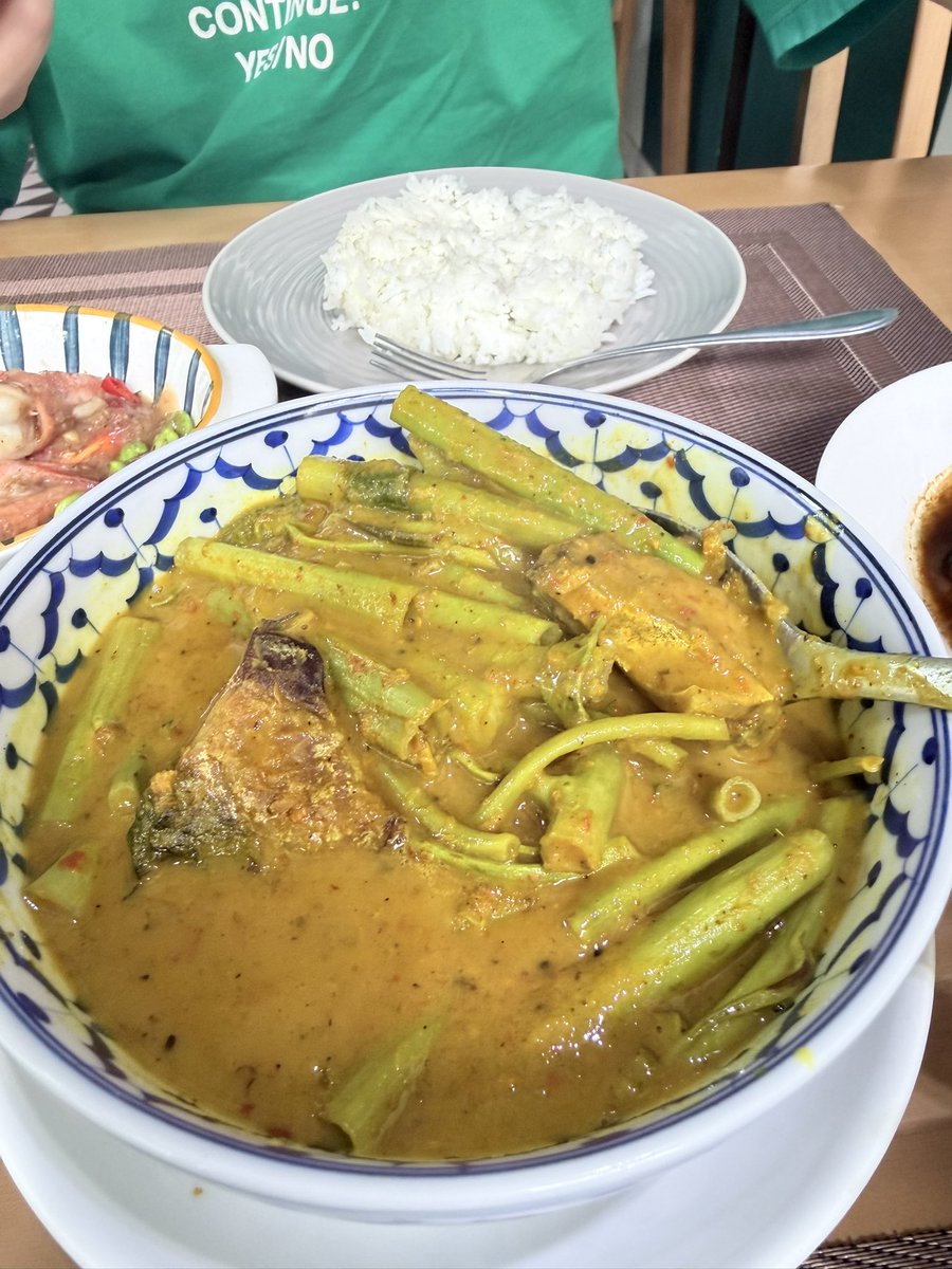 Dawgrajay1's tweet photo. ช่วงสรรหาร้านแกงใต้ จะมาแนะนำอีกร้านที่เพิ่งไปลองกินมา แต่วันนี้ไม่ได้สั่งแกงส้ม ในรูปจะเป็นแกงเทโพปลาแห้งผักบุ้ง รสชาติเข้มข้น เผ็ด ตามมาตรฐานชาวใต้เลยจ้า สรุปคือเป็นร้านที่อร่อยอีกร้านหนึ่งเลย ใครคิดถึงใต้ไปตามกันนได้ //เอ้อร้านมีผัดหมี่เหลืองด้วย แต่ไม่ได่ลองเพราะสั่งเยอะมากแล้ว😋